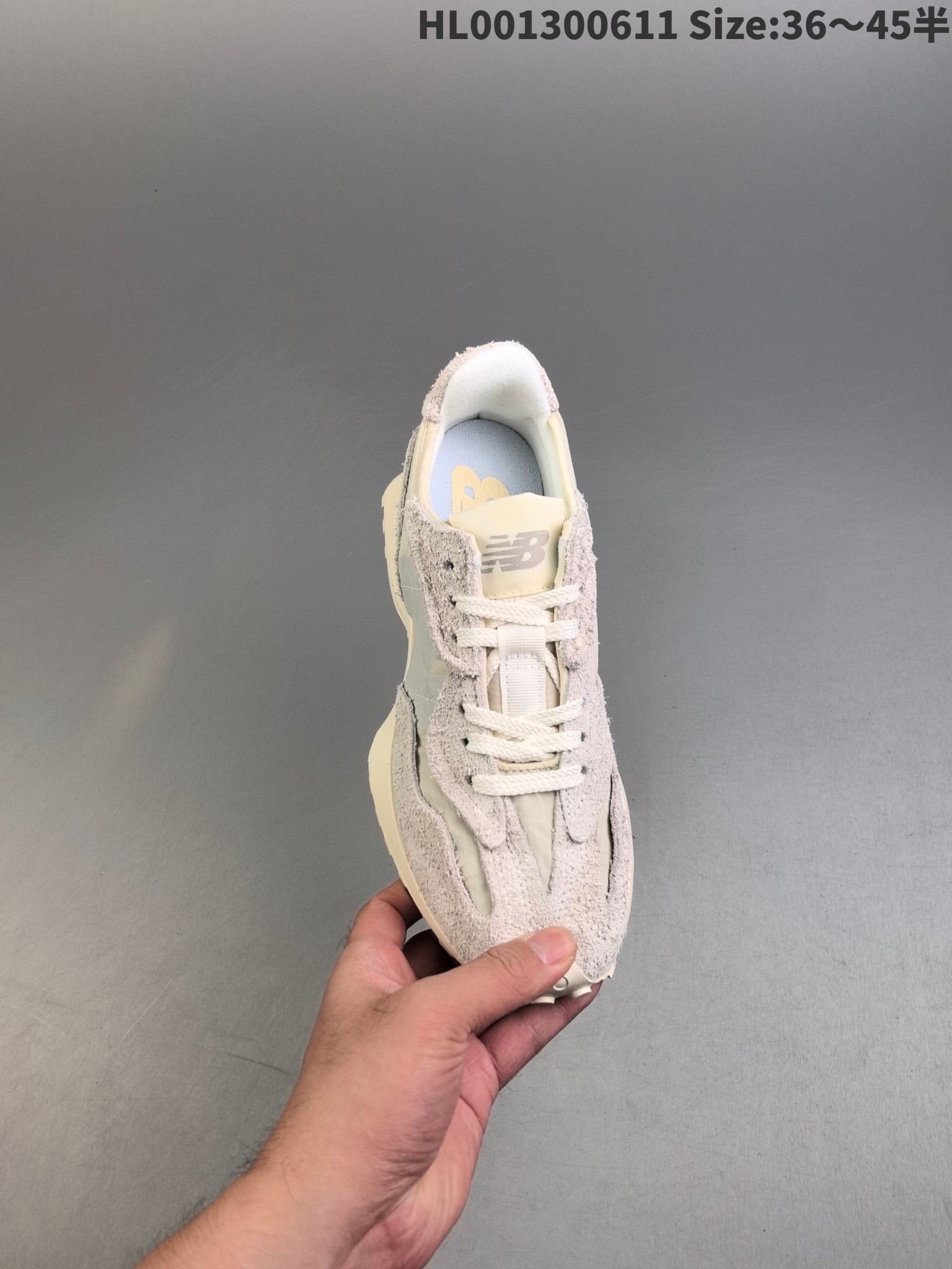 💰230带半码
New Balance 327系列 NB327 新百伦327 低帮 米白色 男女同款时尚舒适休闲低邦跑步鞋 鞋身整体采用白色和米白色为主调呈现，鞋面由尼龙材质搭配翻毛皮材质拼接打造，层次感丰富。鞋子鞋面采用绒面革网眼皮革搭配制成，质感细腻，鞋子侧身有着白色NBb经典的大N字样Logo，瞬间把鞋子复古感给拉满，鞋子鞋底采用了小径式铆钉橡胶底，一直延续到鞋子后跟相当出色。
货号：U327WCCHL001300611 Size:36～45半