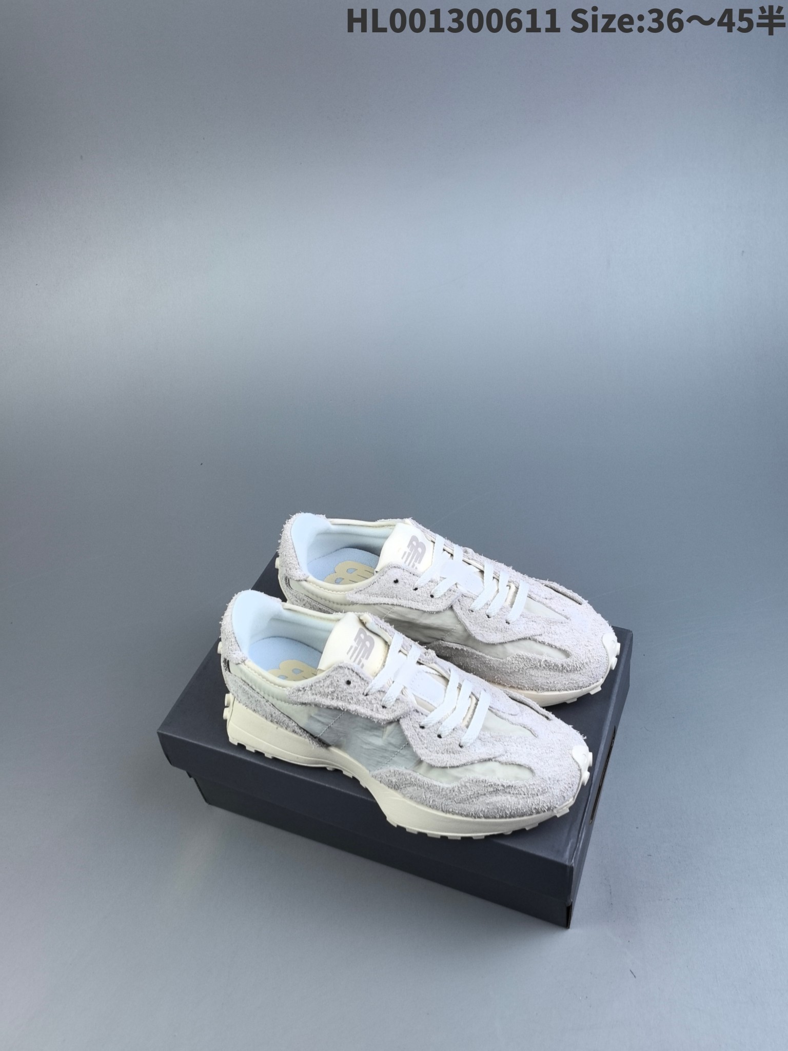 💰230带半码
New Balance 327系列 NB327 新百伦327 低帮 米白色 男女同款时尚舒适休闲低邦跑步鞋 鞋身整体采用白色和米白色为主调呈现，鞋面由尼龙材质搭配翻毛皮材质拼接打造，层次感丰富。鞋子鞋面采用绒面革网眼皮革搭配制成，质感细腻，鞋子侧身有着白色NBb经典的大N字样Logo，瞬间把鞋子复古感给拉满，鞋子鞋底采用了小径式铆钉橡胶底，一直延续到鞋子后跟相当出色。
货号：U327WCCHL001300611 Size:36～45半