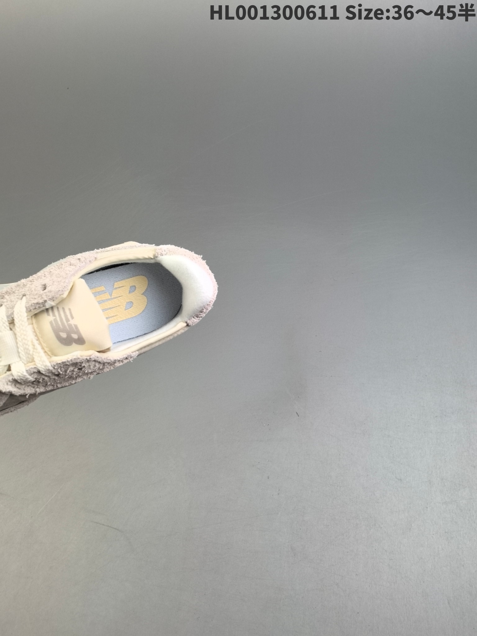 💰230带半码
New Balance 327系列 NB327 新百伦327 低帮 米白色 男女同款时尚舒适休闲低邦跑步鞋 鞋身整体采用白色和米白色为主调呈现，鞋面由尼龙材质搭配翻毛皮材质拼接打造，层次感丰富。鞋子鞋面采用绒面革网眼皮革搭配制成，质感细腻，鞋子侧身有着白色NBb经典的大N字样Logo，瞬间把鞋子复古感给拉满，鞋子鞋底采用了小径式铆钉橡胶底，一直延续到鞋子后跟相当出色。
货号：U327WCCHL001300611 Size:36～45半