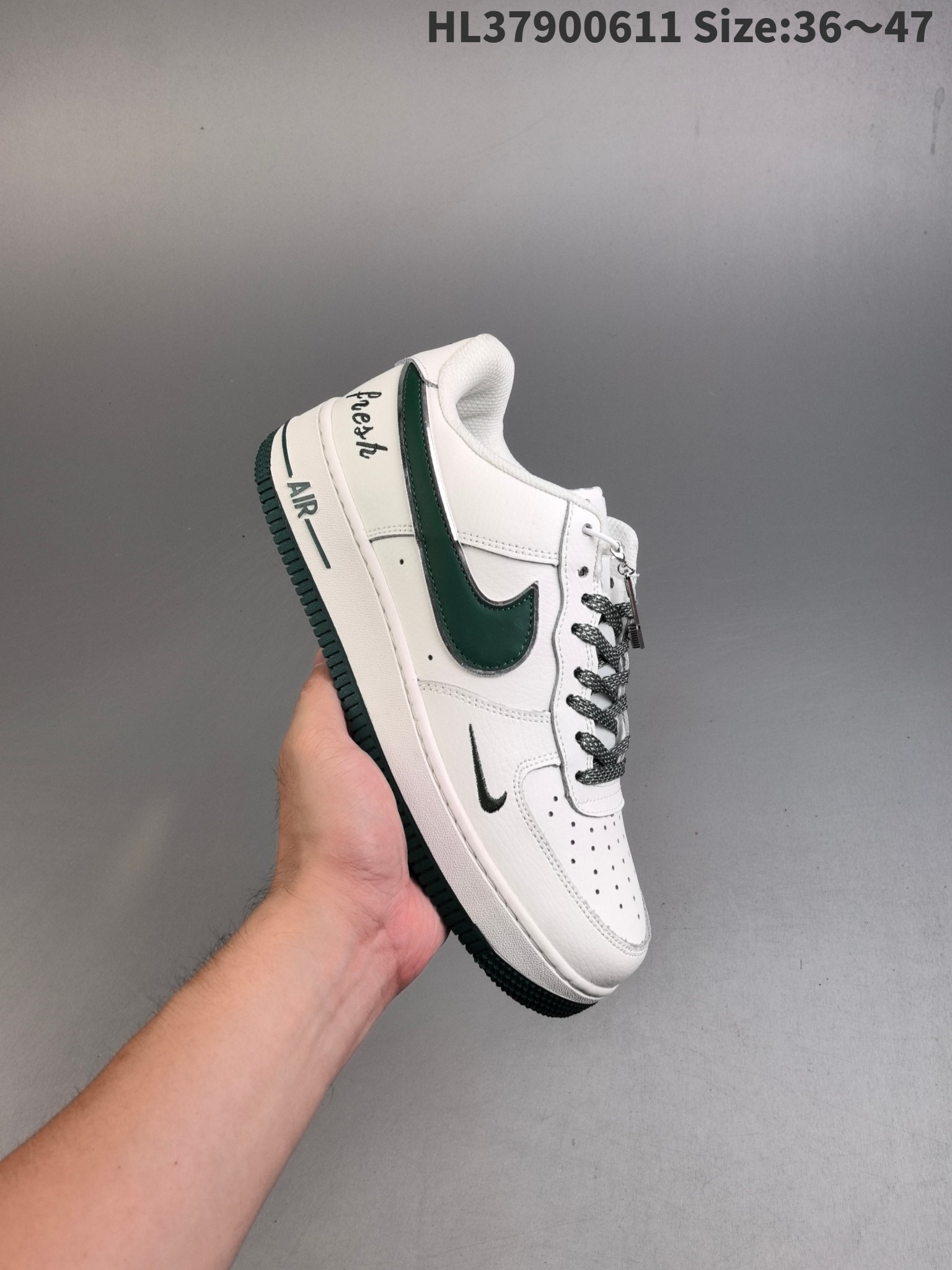 💰190
✅耐克Nike Air Force 1“07空军一号低帮百搭休闲运动板鞋。柔软、弹性十足的缓震性能和出色的中底设计，横跨复古与现代的外型结合，造就出风靡全球三十多年的Force 1
货号：CW2288-111
编码:HL37900611 Size:36～47