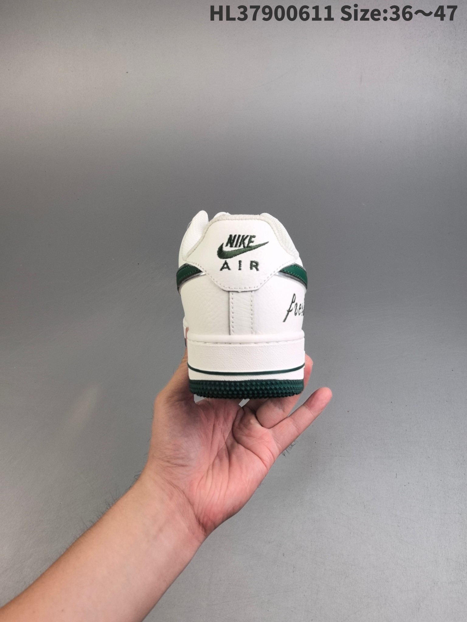 💰190
✅耐克Nike Air Force 1“07空军一号低帮百搭休闲运动板鞋。柔软、弹性十足的缓震性能和出色的中底设计，横跨复古与现代的外型结合，造就出风靡全球三十多年的Force 1
货号：CW2288-111
编码:HL37900611 Size:36～47