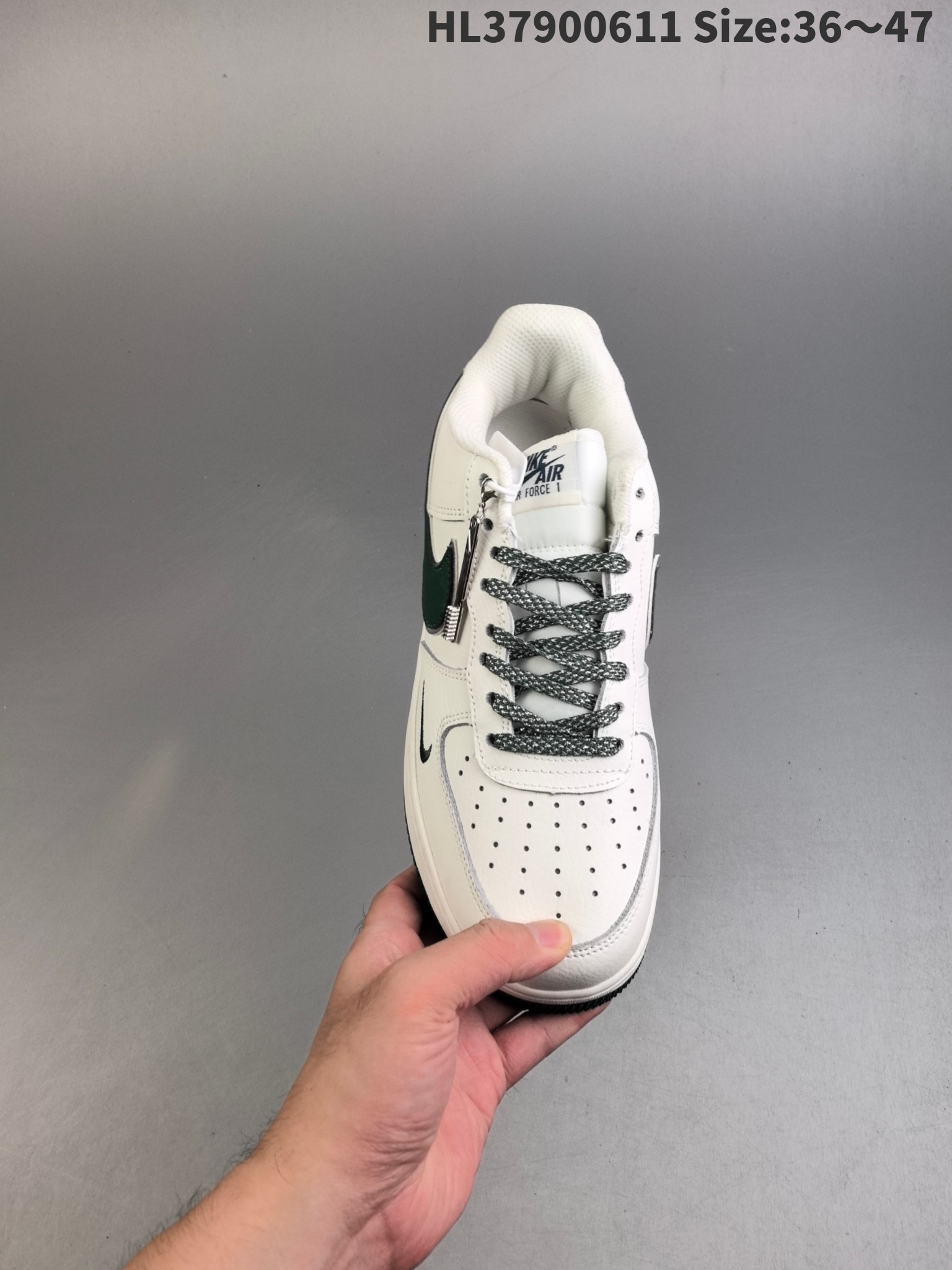💰190
✅耐克Nike Air Force 1“07空军一号低帮百搭休闲运动板鞋。柔软、弹性十足的缓震性能和出色的中底设计，横跨复古与现代的外型结合，造就出风靡全球三十多年的Force 1
货号：CW2288-111
编码:HL37900611 Size:36～47