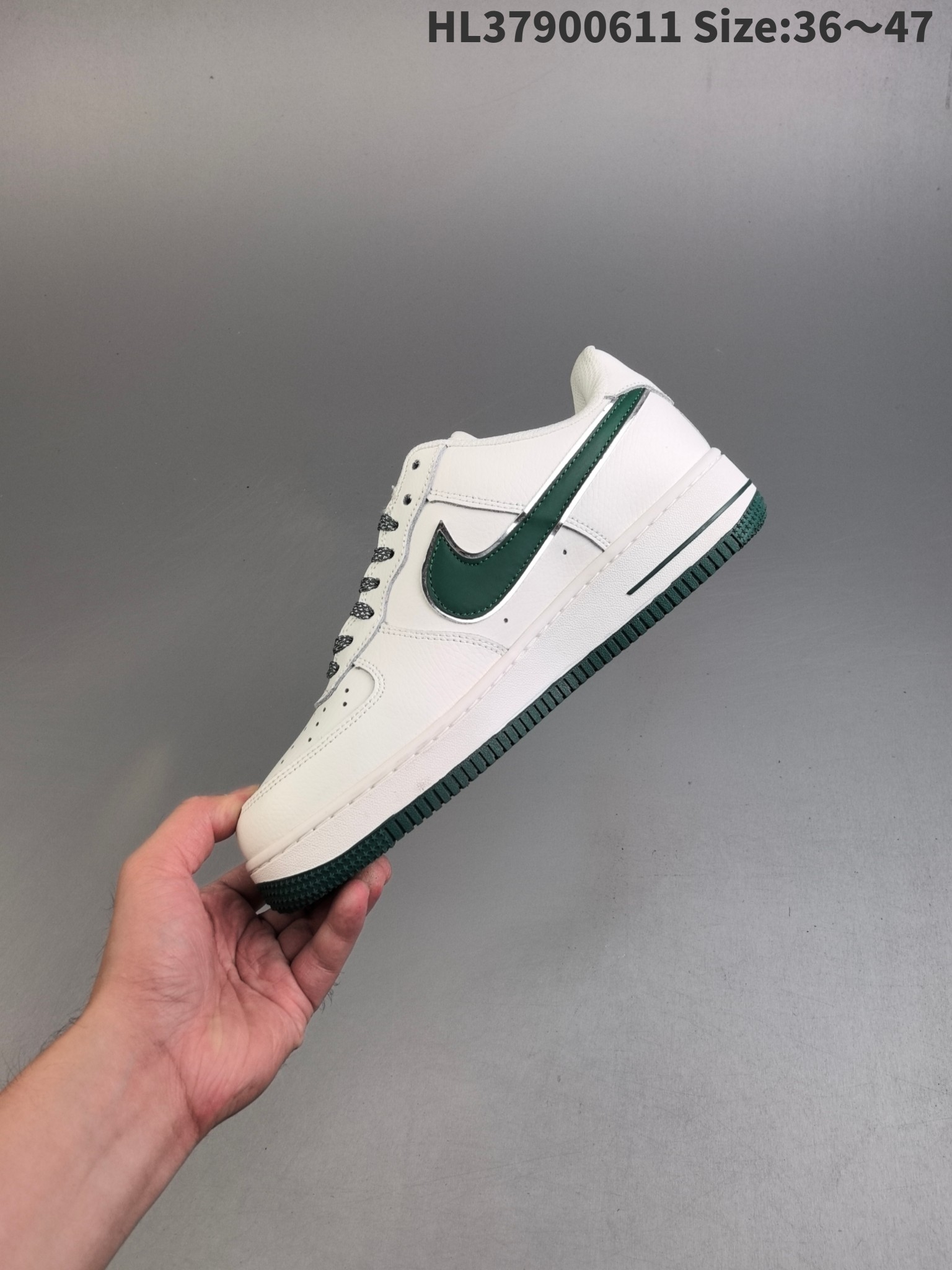 💰190
✅耐克Nike Air Force 1“07空军一号低帮百搭休闲运动板鞋。柔软、弹性十足的缓震性能和出色的中底设计，横跨复古与现代的外型结合，造就出风靡全球三十多年的Force 1
货号：CW2288-111
编码:HL37900611 Size:36～47