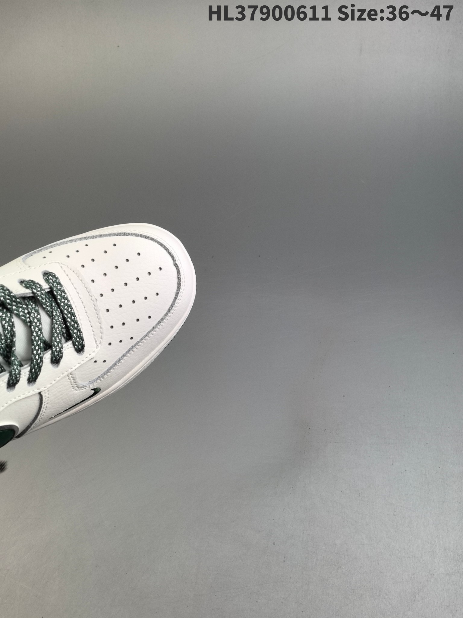 💰190
✅耐克Nike Air Force 1“07空军一号低帮百搭休闲运动板鞋。柔软、弹性十足的缓震性能和出色的中底设计，横跨复古与现代的外型结合，造就出风靡全球三十多年的Force 1
货号：CW2288-111
编码:HL37900611 Size:36～47