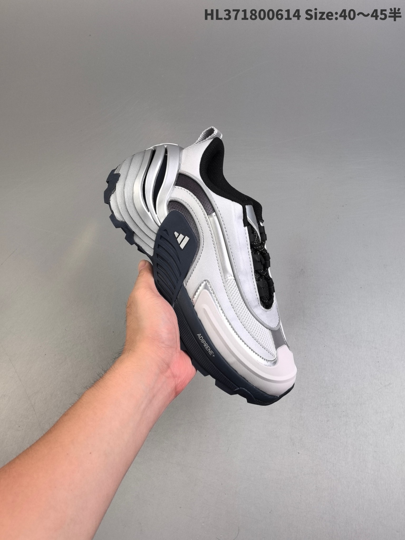 💰290
阿迪达斯Aias Woner Runner Turbo 阿迪达斯 厚底运动训练跑步鞋设计充满未来机械感 低帮造型非常百搭 无论是运动裤还是休闲牛仔裤都能轻松驾驭 鞋面采用透气网布 长时间穿着也不会闷脚 中底缓震效果不错 日常慢跑或步行都很舒适 防滑性能值得点赞 雨天瓷砖路面也能稳稳抓地 耐磨鞋底经过几周高强度使用仍无明显磨损HL371800614 
