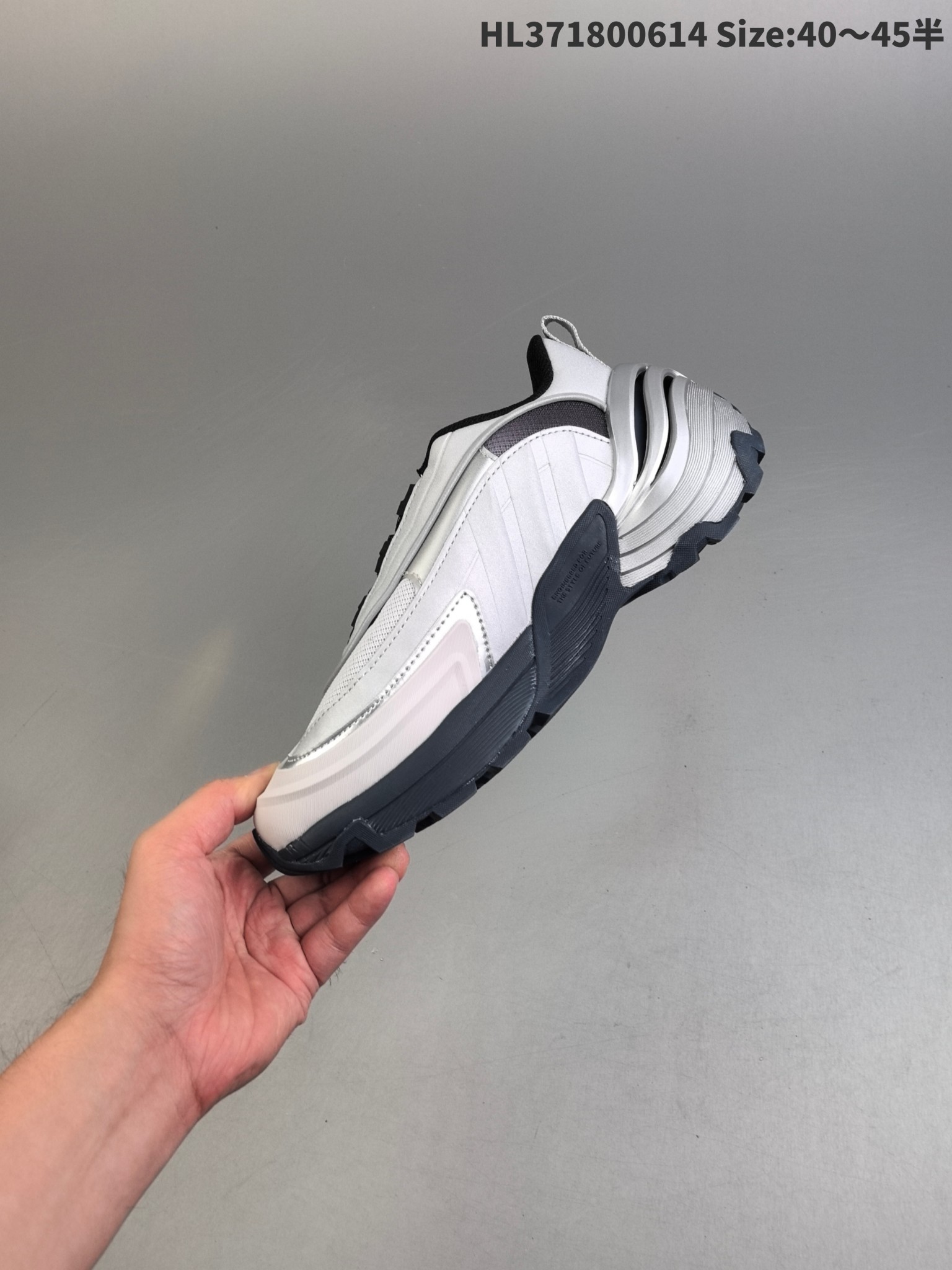 💰290
阿迪达斯Aias Woner Runner Turbo 阿迪达斯 厚底运动训练跑步鞋设计充满未来机械感 低帮造型非常百搭 无论是运动裤还是休闲牛仔裤都能轻松驾驭 鞋面采用透气网布 长时间穿着也不会闷脚 中底缓震效果不错 日常慢跑或步行都很舒适 防滑性能值得点赞 雨天瓷砖路面也能稳稳抓地 耐磨鞋底经过几周高强度使用仍无明显磨损HL371800614 