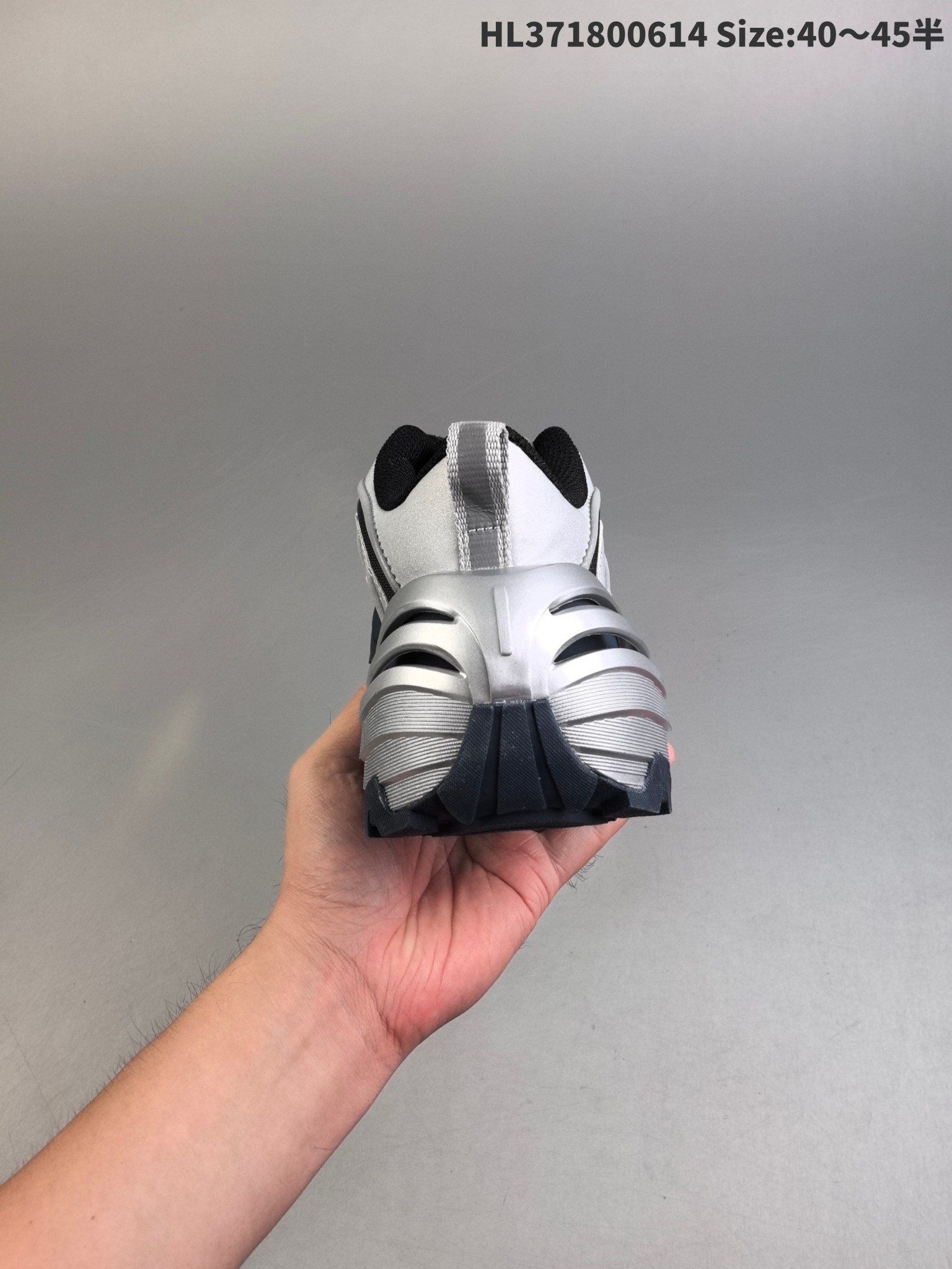 💰290
阿迪达斯Aias Woner Runner Turbo 阿迪达斯 厚底运动训练跑步鞋设计充满未来机械感 低帮造型非常百搭 无论是运动裤还是休闲牛仔裤都能轻松驾驭 鞋面采用透气网布 长时间穿着也不会闷脚 中底缓震效果不错 日常慢跑或步行都很舒适 防滑性能值得点赞 雨天瓷砖路面也能稳稳抓地 耐磨鞋底经过几周高强度使用仍无明显磨损HL371800614 