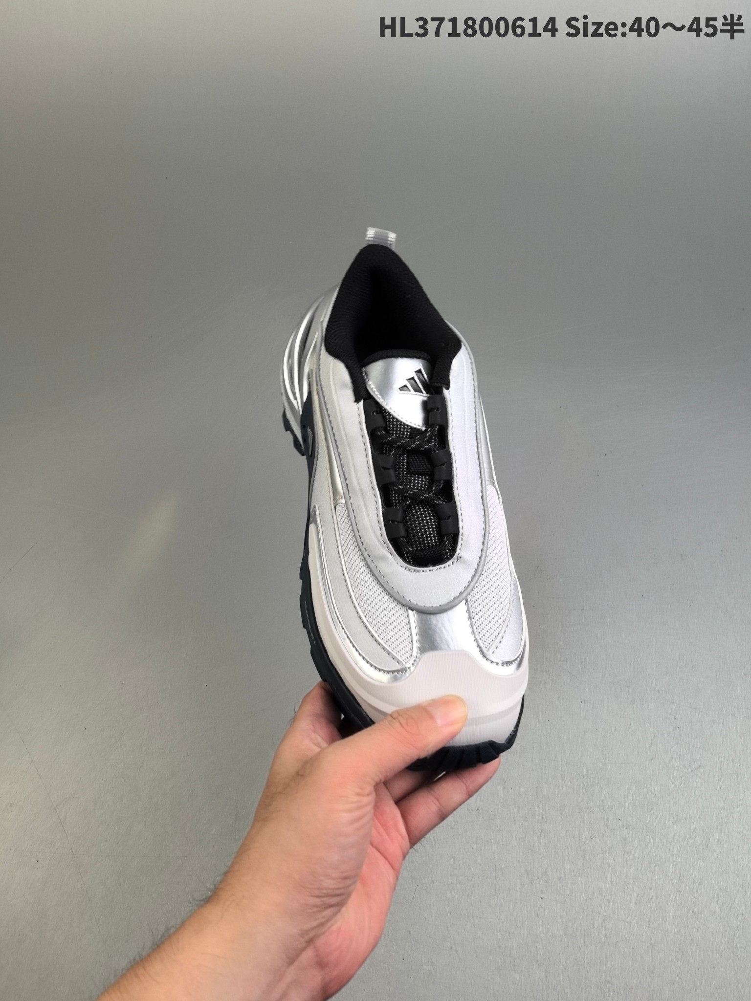 💰290
阿迪达斯Aias Woner Runner Turbo 阿迪达斯 厚底运动训练跑步鞋设计充满未来机械感 低帮造型非常百搭 无论是运动裤还是休闲牛仔裤都能轻松驾驭 鞋面采用透气网布 长时间穿着也不会闷脚 中底缓震效果不错 日常慢跑或步行都很舒适 防滑性能值得点赞 雨天瓷砖路面也能稳稳抓地 耐磨鞋底经过几周高强度使用仍无明显磨损HL371800614 