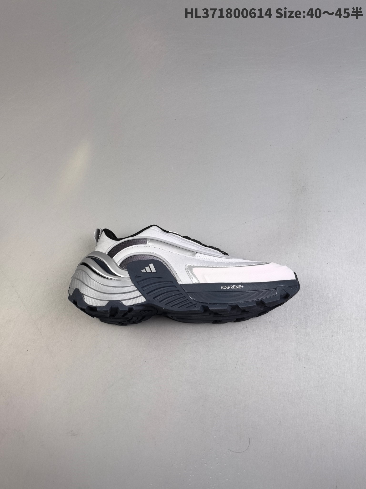 💰290
阿迪达斯Aias Woner Runner Turbo 阿迪达斯 厚底运动训练跑步鞋设计充满未来机械感 低帮造型非常百搭 无论是运动裤还是休闲牛仔裤都能轻松驾驭 鞋面采用透气网布 长时间穿着也不会闷脚 中底缓震效果不错 日常慢跑或步行都很舒适 防滑性能值得点赞 雨天瓷砖路面也能稳稳抓地 耐磨鞋底经过几周高强度使用仍无明显磨损HL371800614 