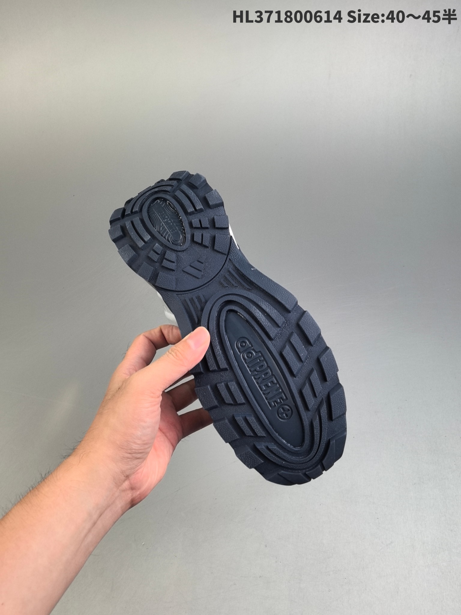 💰290
阿迪达斯Aias Woner Runner Turbo 阿迪达斯 厚底运动训练跑步鞋设计充满未来机械感 低帮造型非常百搭 无论是运动裤还是休闲牛仔裤都能轻松驾驭 鞋面采用透气网布 长时间穿着也不会闷脚 中底缓震效果不错 日常慢跑或步行都很舒适 防滑性能值得点赞 雨天瓷砖路面也能稳稳抓地 耐磨鞋底经过几周高强度使用仍无明显磨损HL371800614 
