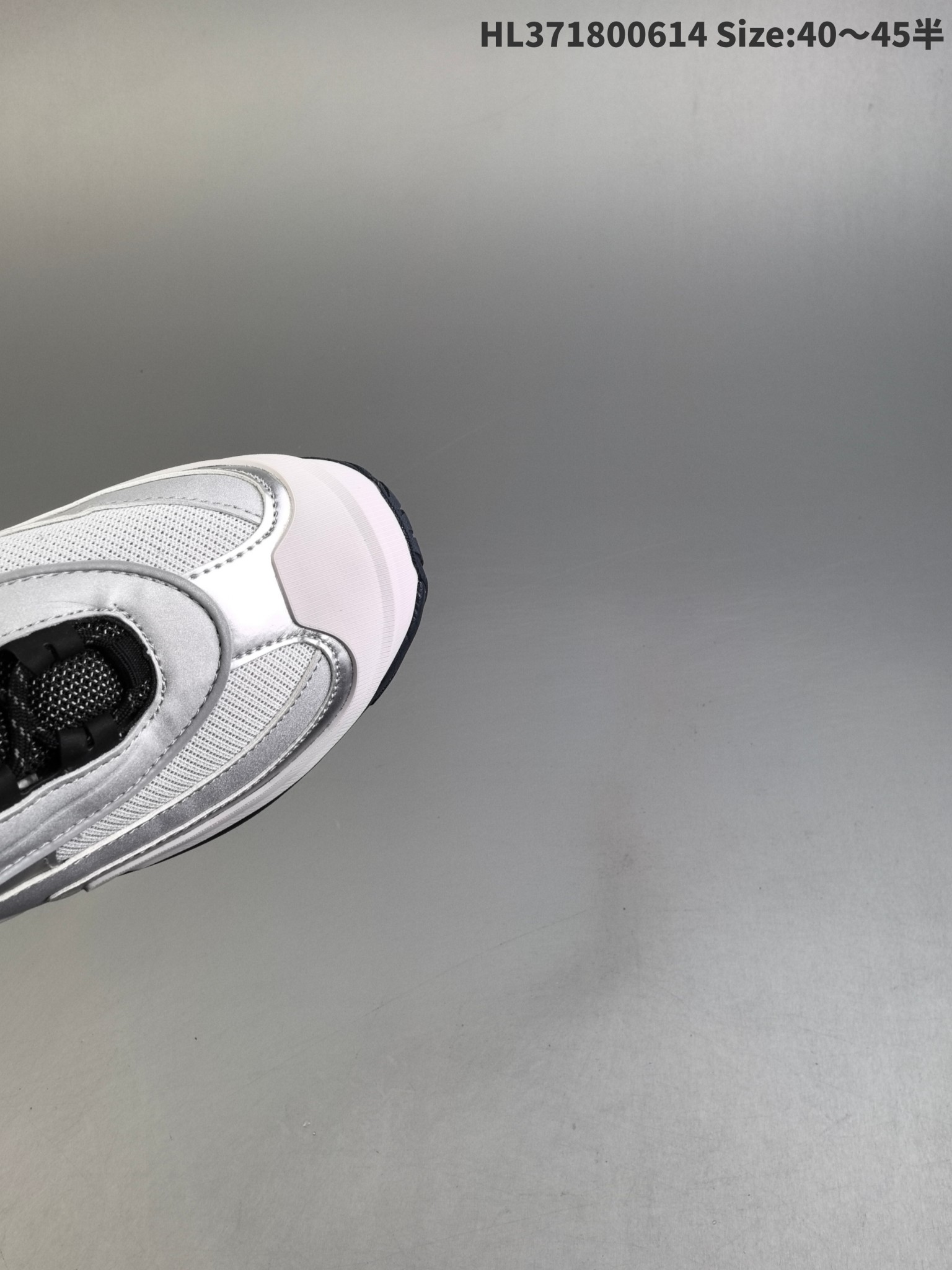 💰290
阿迪达斯Aias Woner Runner Turbo 阿迪达斯 厚底运动训练跑步鞋设计充满未来机械感 低帮造型非常百搭 无论是运动裤还是休闲牛仔裤都能轻松驾驭 鞋面采用透气网布 长时间穿着也不会闷脚 中底缓震效果不错 日常慢跑或步行都很舒适 防滑性能值得点赞 雨天瓷砖路面也能稳稳抓地 耐磨鞋底经过几周高强度使用仍无明显磨损HL371800614 