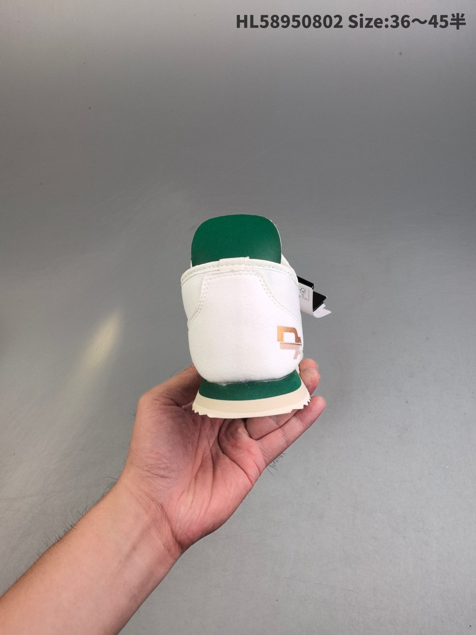 💰195
ESCENTE Cron Tepo Replica迪桑特
舒适百搭防滑耐磨低帮生活休闲鞋 是一款集复古与现代于一体的低帮跑步鞋 简洁的牛皮鞋面不仅彰显出时尚的质感 还适用于多种场合的穿搭 这款鞋子的透气性能极佳 轻质弹性鞋底则提供了良好的舒适度和耐磨性 使你在行走或跑步时都能感受到脚底的柔软与支撑 
编码：L58950802 Size:36～45半