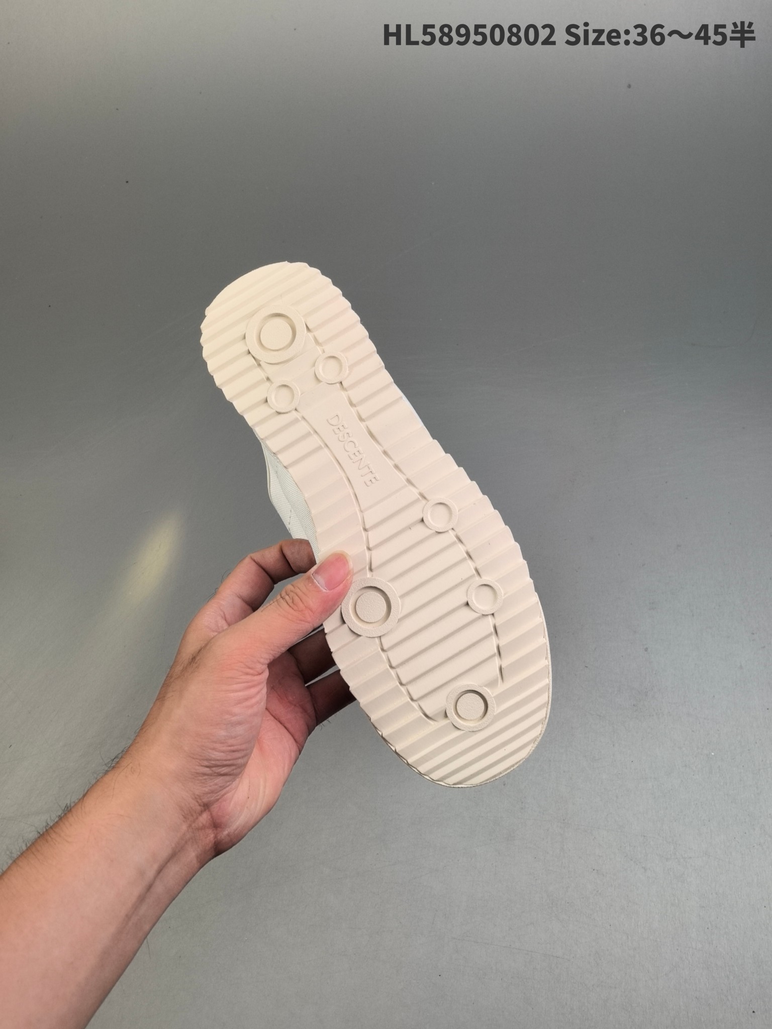 💰195
ESCENTE Cron Tepo Replica迪桑特
舒适百搭防滑耐磨低帮生活休闲鞋 是一款集复古与现代于一体的低帮跑步鞋 简洁的牛皮鞋面不仅彰显出时尚的质感 还适用于多种场合的穿搭 这款鞋子的透气性能极佳 轻质弹性鞋底则提供了良好的舒适度和耐磨性 使你在行走或跑步时都能感受到脚底的柔软与支撑 
编码：L58950802 Size:36～45半
