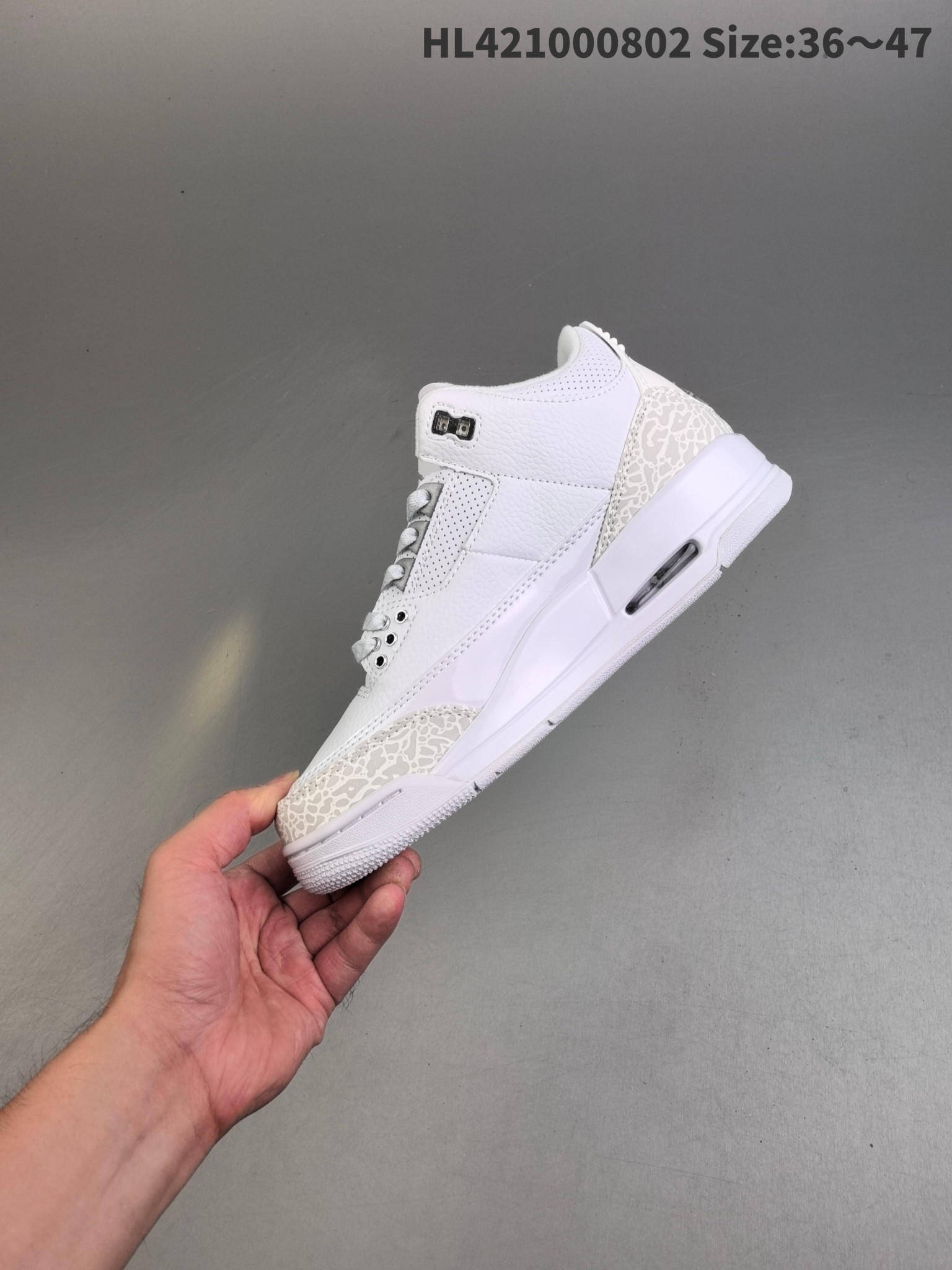 💰200
耐克 乔丹 A3 耐克 Nike Air oran 3 Retro SE 乔3 复刻篮球鞋 乔丹3代 三代 男女子运动鞋，作为 A 系列中广受认可的运动鞋之一，搭载与 2297 元年款类似的轻盈可视缓震配置。经典细节和材料，纪念成就不凡的传奇鞋款。鞋面采用织物、皮革与合成材质组合设计，经久耐穿，营造出众结构化支撑，后跟搭载 Nike Air 缓震配置，缔造轻盈回弹的舒适脚感，橡胶外底提供强劲抓地力，可驾驭多种地面。
货号：136064-103 
编码：L421000802 Size:36～47