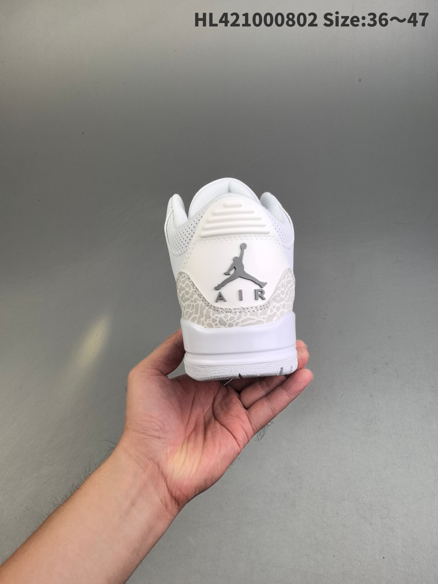 💰200
耐克 乔丹 A3 耐克 Nike Air oran 3 Retro SE 乔3 复刻篮球鞋 乔丹3代 三代 男女子运动鞋，作为 A 系列中广受认可的运动鞋之一，搭载与 2297 元年款类似的轻盈可视缓震配置。经典细节和材料，纪念成就不凡的传奇鞋款。鞋面采用织物、皮革与合成材质组合设计，经久耐穿，营造出众结构化支撑，后跟搭载 Nike Air 缓震配置，缔造轻盈回弹的舒适脚感，橡胶外底提供强劲抓地力，可驾驭多种地面。
货号：136064-103 
编码：L421000802 Size:36～47
