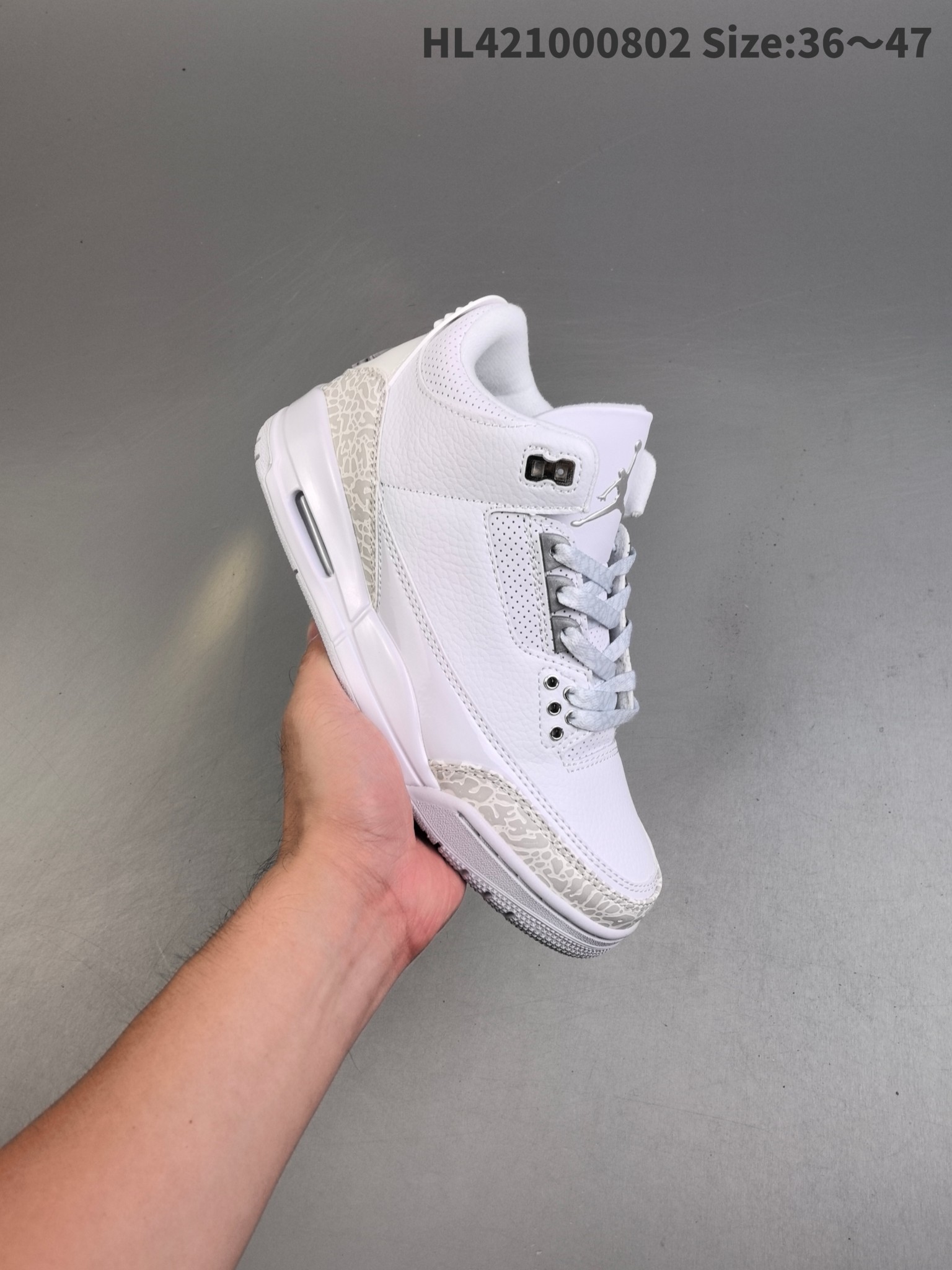 💰200
耐克 乔丹 A3 耐克 Nike Air oran 3 Retro SE 乔3 复刻篮球鞋 乔丹3代 三代 男女子运动鞋，作为 A 系列中广受认可的运动鞋之一，搭载与 2297 元年款类似的轻盈可视缓震配置。经典细节和材料，纪念成就不凡的传奇鞋款。鞋面采用织物、皮革与合成材质组合设计，经久耐穿，营造出众结构化支撑，后跟搭载 Nike Air 缓震配置，缔造轻盈回弹的舒适脚感，橡胶外底提供强劲抓地力，可驾驭多种地面。
货号：136064-103 
编码：L421000802 Size:36～47