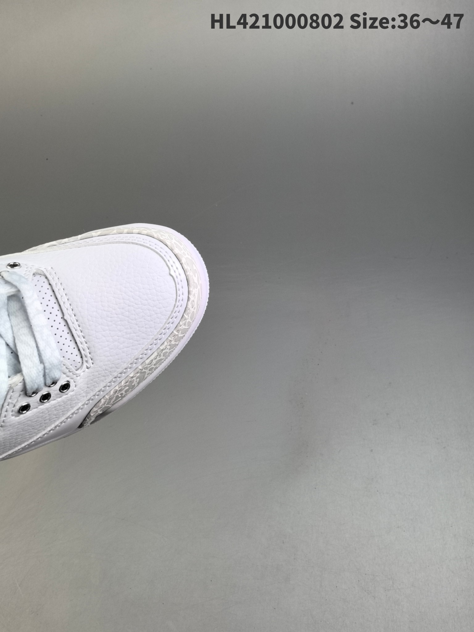 💰200
耐克 乔丹 A3 耐克 Nike Air oran 3 Retro SE 乔3 复刻篮球鞋 乔丹3代 三代 男女子运动鞋，作为 A 系列中广受认可的运动鞋之一，搭载与 2297 元年款类似的轻盈可视缓震配置。经典细节和材料，纪念成就不凡的传奇鞋款。鞋面采用织物、皮革与合成材质组合设计，经久耐穿，营造出众结构化支撑，后跟搭载 Nike Air 缓震配置，缔造轻盈回弹的舒适脚感，橡胶外底提供强劲抓地力，可驾驭多种地面。
货号：136064-103 
编码：L421000802 Size:36～47