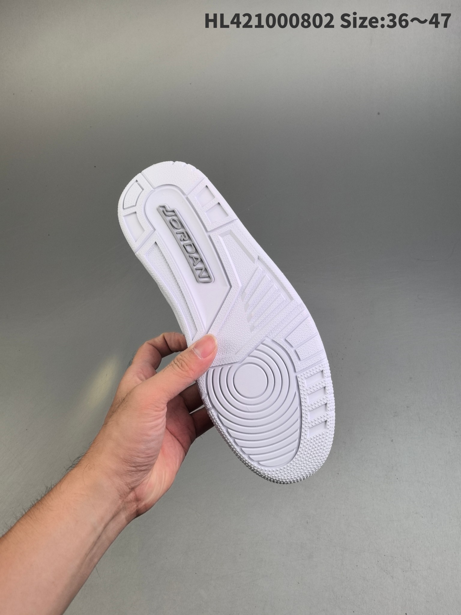 💰200
耐克 乔丹 A3 耐克 Nike Air oran 3 Retro SE 乔3 复刻篮球鞋 乔丹3代 三代 男女子运动鞋，作为 A 系列中广受认可的运动鞋之一，搭载与 2297 元年款类似的轻盈可视缓震配置。经典细节和材料，纪念成就不凡的传奇鞋款。鞋面采用织物、皮革与合成材质组合设计，经久耐穿，营造出众结构化支撑，后跟搭载 Nike Air 缓震配置，缔造轻盈回弹的舒适脚感，橡胶外底提供强劲抓地力，可驾驭多种地面。
货号：136064-103 
编码：L421000802 Size:36～47