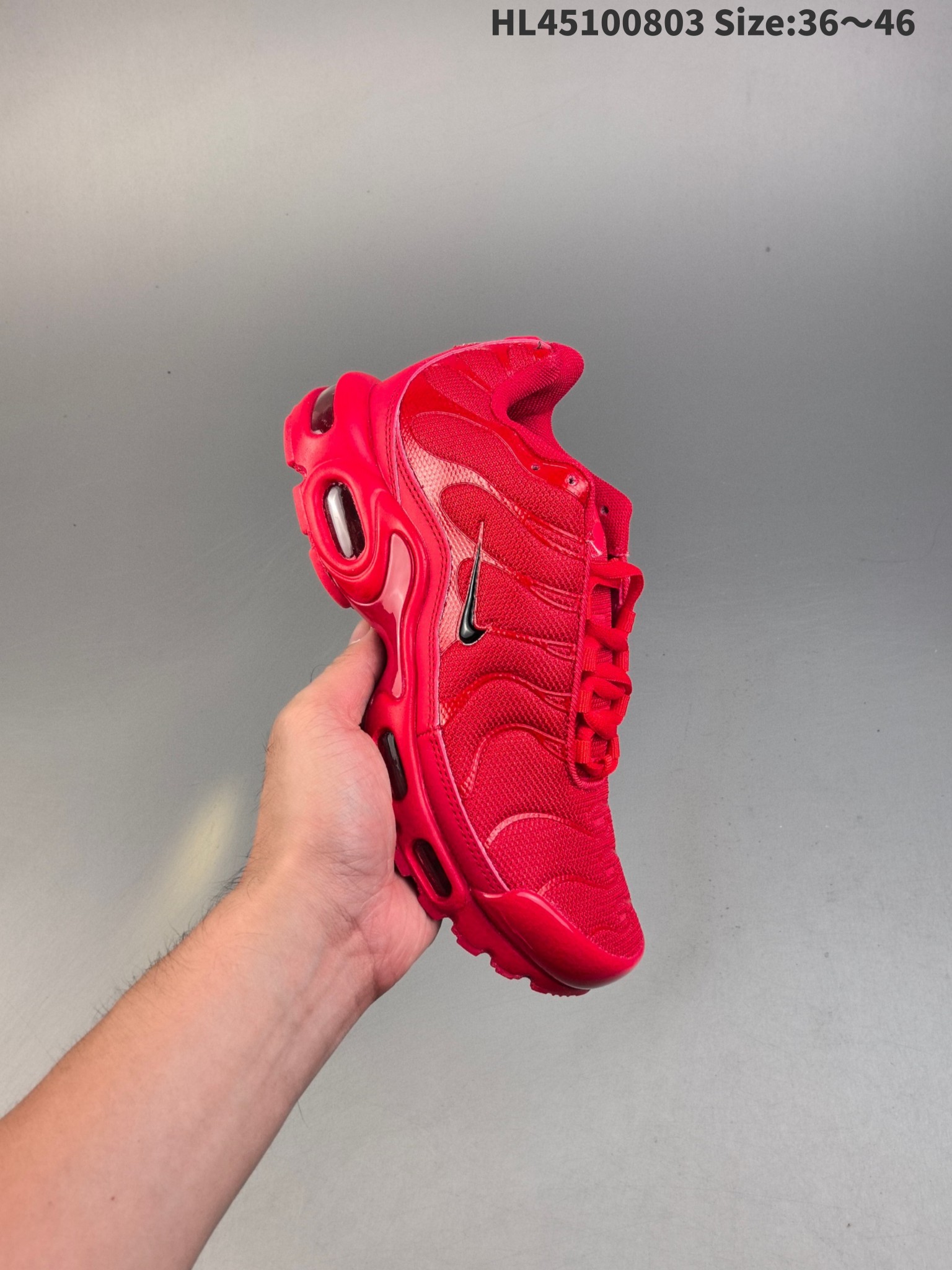 💰150
耐克 Nike Air Max Plus是Nike旗下另类鞋款的代表，TN 它诞生于1996年，是第一款使用TunedAir气垫的跑鞋，其特点就在于实现各气室间气压的自动调节。如今，这双经典跑鞋换上新衣再度归来，全新的鞋面材质搭配TPU波浪纹理与内靴设计，打造如袜子般的贴合支撑体验，带来更加舒适的支撑于包裹感受。动态网状鞋带系统，出色锁定双足。中底部位准确搭载TunedAir和MaxAir气垫，带来劲爽的缓震回弹体验。 
货号：DM0032 
编码：HL45100803 Size:36～46