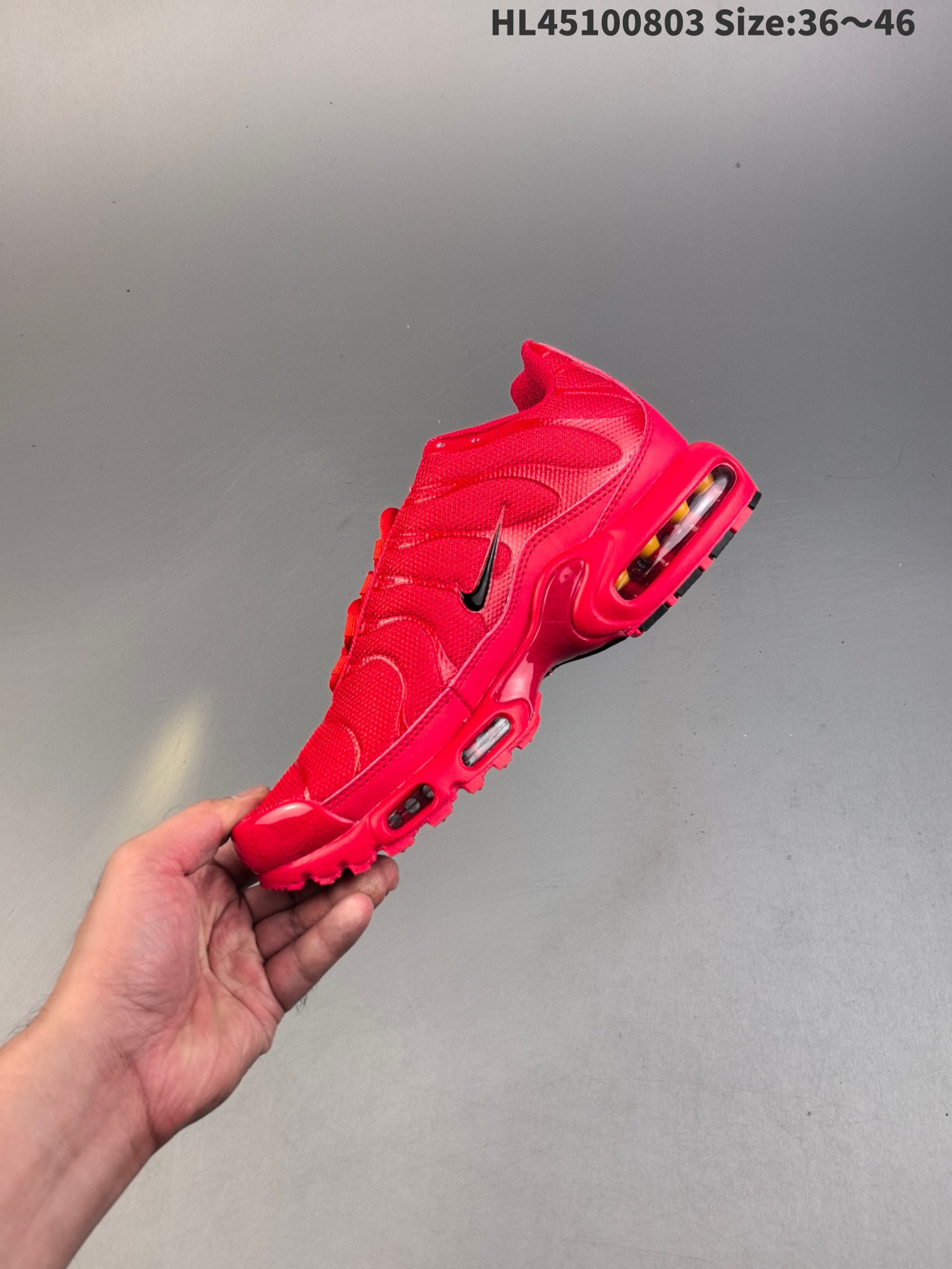 💰150
耐克 Nike Air Max Plus是Nike旗下另类鞋款的代表，TN 它诞生于1996年，是第一款使用TunedAir气垫的跑鞋，其特点就在于实现各气室间气压的自动调节。如今，这双经典跑鞋换上新衣再度归来，全新的鞋面材质搭配TPU波浪纹理与内靴设计，打造如袜子般的贴合支撑体验，带来更加舒适的支撑于包裹感受。动态网状鞋带系统，出色锁定双足。中底部位准确搭载TunedAir和MaxAir气垫，带来劲爽的缓震回弹体验。 
货号：DM0032 
编码：HL45100803 Size:36～46