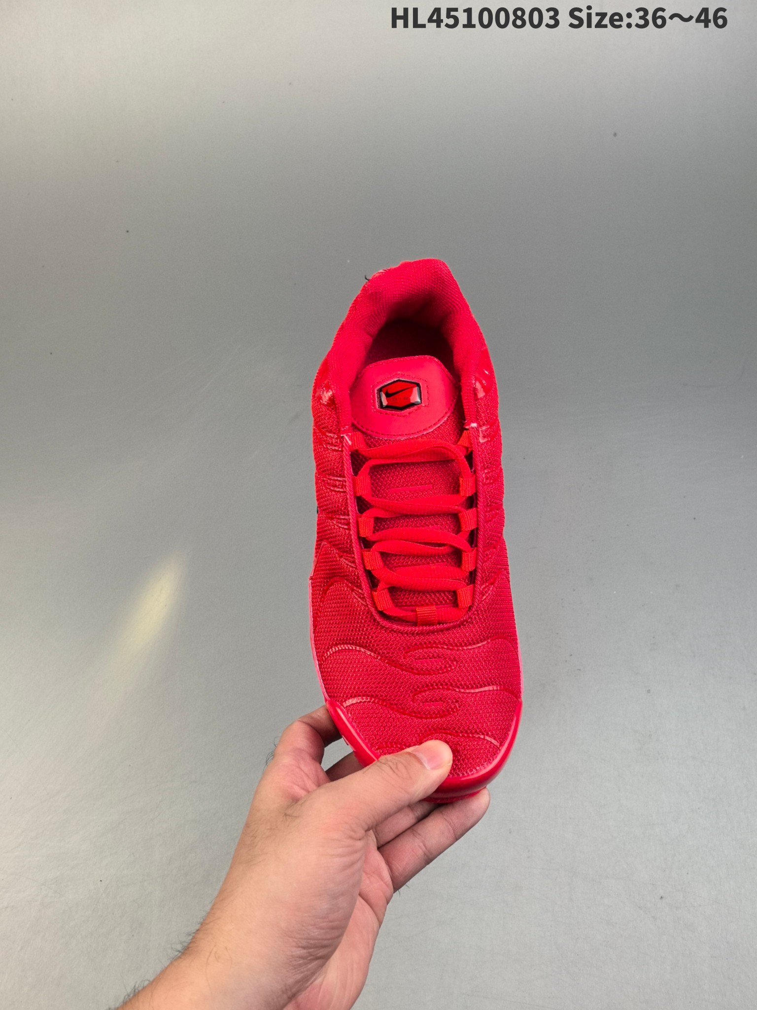 💰150
耐克 Nike Air Max Plus是Nike旗下另类鞋款的代表，TN 它诞生于1996年，是第一款使用TunedAir气垫的跑鞋，其特点就在于实现各气室间气压的自动调节。如今，这双经典跑鞋换上新衣再度归来，全新的鞋面材质搭配TPU波浪纹理与内靴设计，打造如袜子般的贴合支撑体验，带来更加舒适的支撑于包裹感受。动态网状鞋带系统，出色锁定双足。中底部位准确搭载TunedAir和MaxAir气垫，带来劲爽的缓震回弹体验。 
货号：DM0032 
编码：HL45100803 Size:36～46
