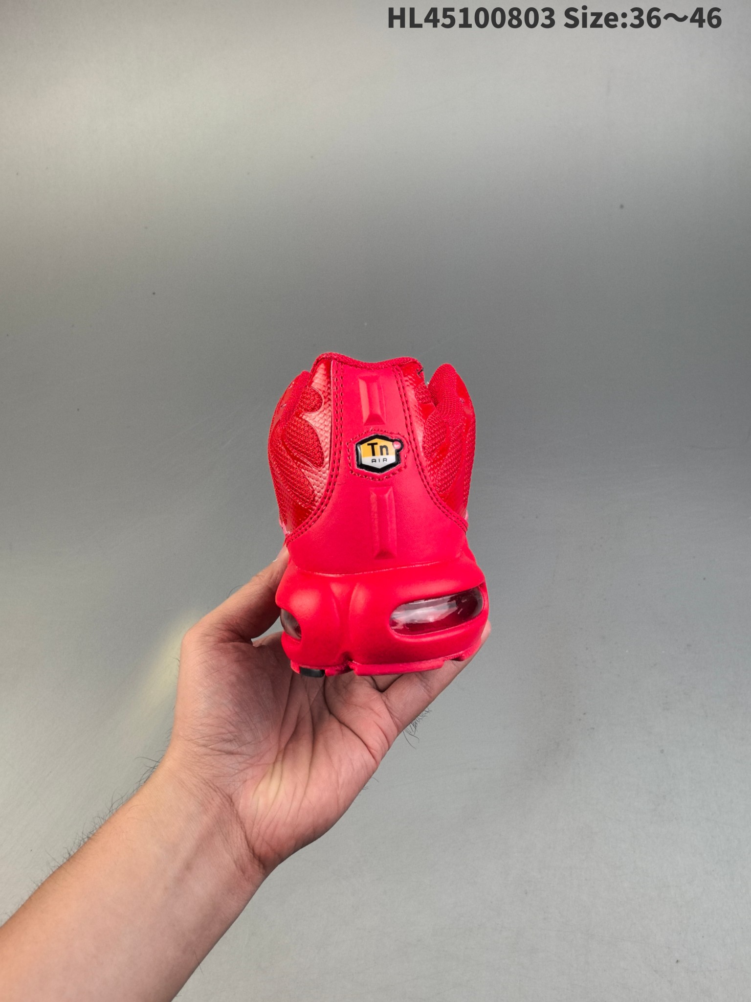 💰150
耐克 Nike Air Max Plus是Nike旗下另类鞋款的代表，TN 它诞生于1996年，是第一款使用TunedAir气垫的跑鞋，其特点就在于实现各气室间气压的自动调节。如今，这双经典跑鞋换上新衣再度归来，全新的鞋面材质搭配TPU波浪纹理与内靴设计，打造如袜子般的贴合支撑体验，带来更加舒适的支撑于包裹感受。动态网状鞋带系统，出色锁定双足。中底部位准确搭载TunedAir和MaxAir气垫，带来劲爽的缓震回弹体验。 
货号：DM0032 
编码：HL45100803 Size:36～46