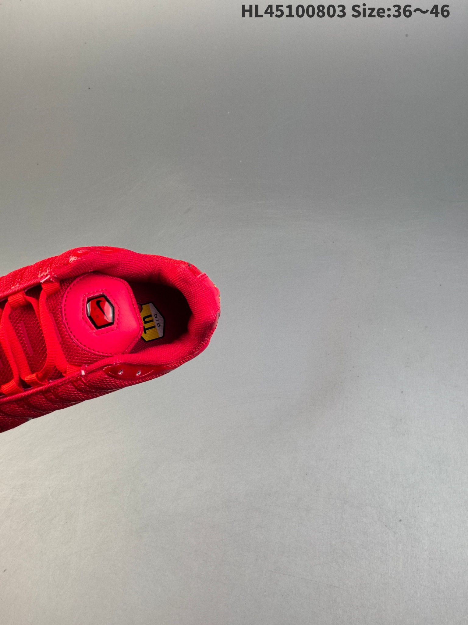 💰150
耐克 Nike Air Max Plus是Nike旗下另类鞋款的代表，TN 它诞生于1996年，是第一款使用TunedAir气垫的跑鞋，其特点就在于实现各气室间气压的自动调节。如今，这双经典跑鞋换上新衣再度归来，全新的鞋面材质搭配TPU波浪纹理与内靴设计，打造如袜子般的贴合支撑体验，带来更加舒适的支撑于包裹感受。动态网状鞋带系统，出色锁定双足。中底部位准确搭载TunedAir和MaxAir气垫，带来劲爽的缓震回弹体验。 
货号：DM0032 
编码：HL45100803 Size:36～46
