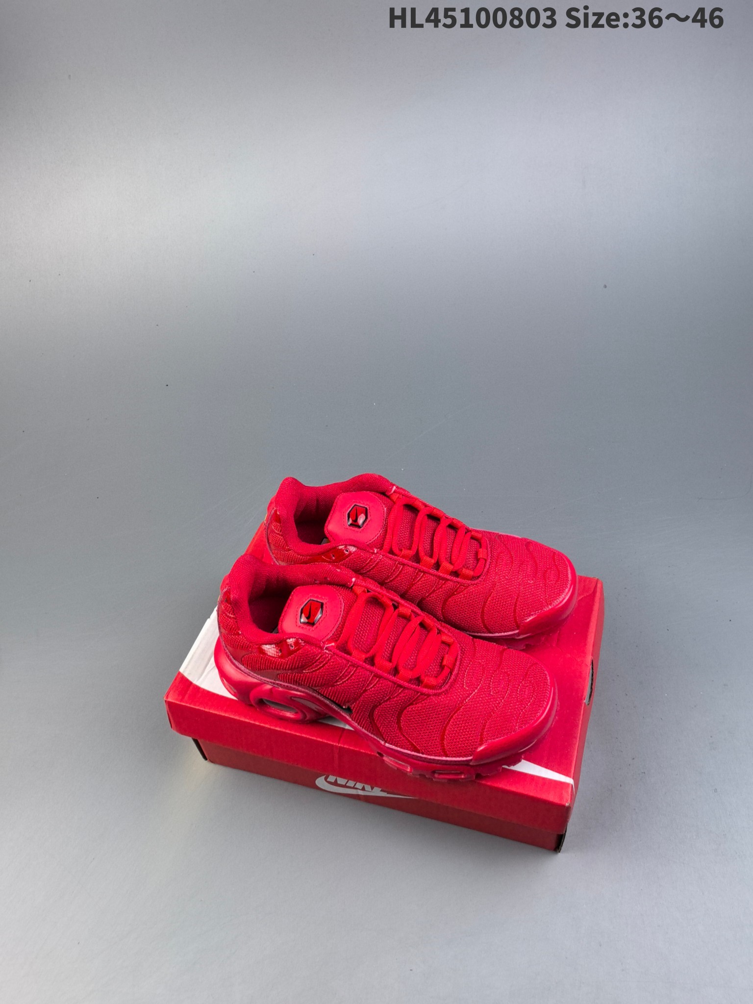 💰150
耐克 Nike Air Max Plus是Nike旗下另类鞋款的代表，TN 它诞生于1996年，是第一款使用TunedAir气垫的跑鞋，其特点就在于实现各气室间气压的自动调节。如今，这双经典跑鞋换上新衣再度归来，全新的鞋面材质搭配TPU波浪纹理与内靴设计，打造如袜子般的贴合支撑体验，带来更加舒适的支撑于包裹感受。动态网状鞋带系统，出色锁定双足。中底部位准确搭载TunedAir和MaxAir气垫，带来劲爽的缓震回弹体验。 
货号：DM0032 
编码：HL45100803 Size:36～46