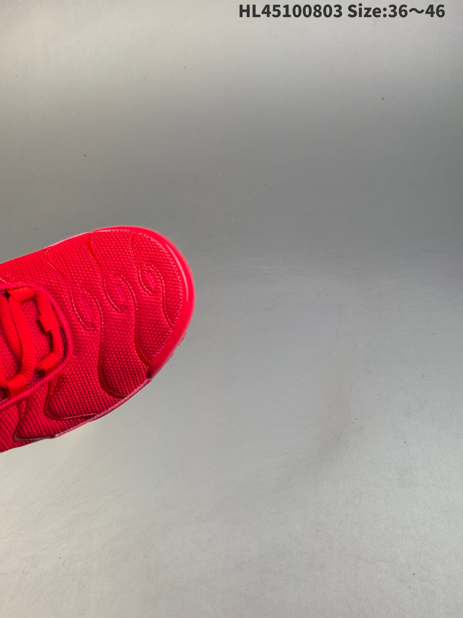 💰150
耐克 Nike Air Max Plus是Nike旗下另类鞋款的代表，TN 它诞生于1996年，是第一款使用TunedAir气垫的跑鞋，其特点就在于实现各气室间气压的自动调节。如今，这双经典跑鞋换上新衣再度归来，全新的鞋面材质搭配TPU波浪纹理与内靴设计，打造如袜子般的贴合支撑体验，带来更加舒适的支撑于包裹感受。动态网状鞋带系统，出色锁定双足。中底部位准确搭载TunedAir和MaxAir气垫，带来劲爽的缓震回弹体验。 
货号：DM0032 
编码：HL45100803 Size:36～46