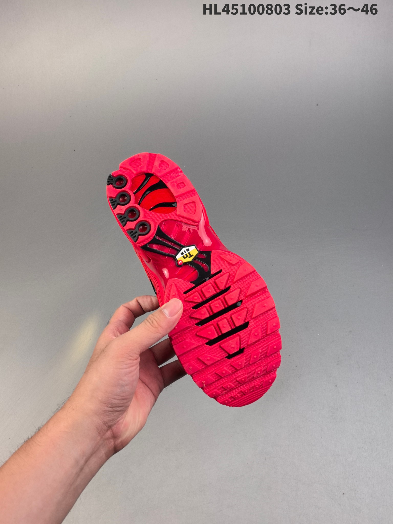 💰150
耐克 Nike Air Max Plus是Nike旗下另类鞋款的代表，TN 它诞生于1996年，是第一款使用TunedAir气垫的跑鞋，其特点就在于实现各气室间气压的自动调节。如今，这双经典跑鞋换上新衣再度归来，全新的鞋面材质搭配TPU波浪纹理与内靴设计，打造如袜子般的贴合支撑体验，带来更加舒适的支撑于包裹感受。动态网状鞋带系统，出色锁定双足。中底部位准确搭载TunedAir和MaxAir气垫，带来劲爽的缓震回弹体验。 
货号：DM0032 
编码：HL45100803 Size:36～46
