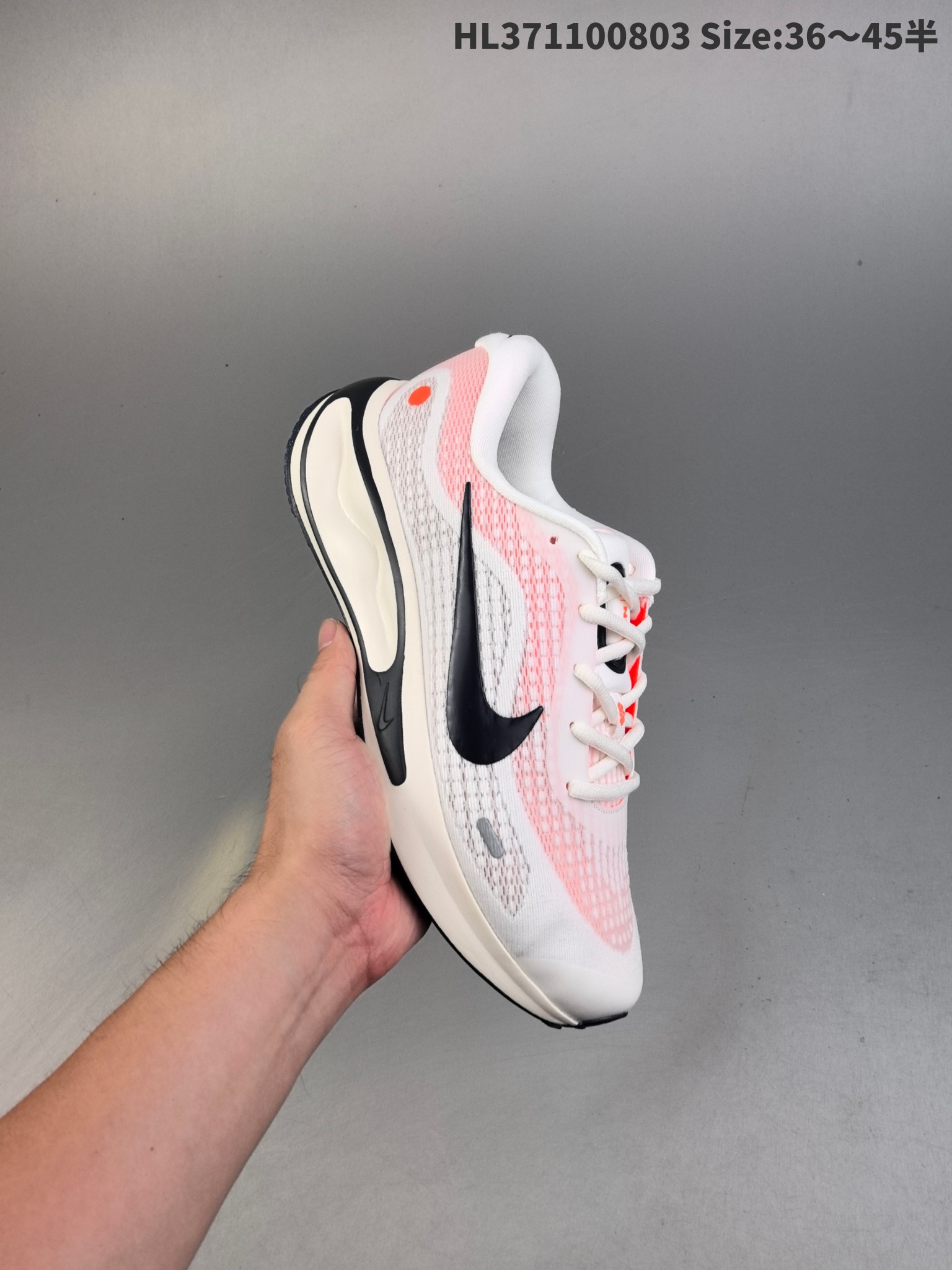 集合一💰160
Nike Journey Run 耐克 低帮 灰银 旅程慢跑系列低邦轻质缓震休闲运动公路跑步鞋 鞋款整体以灰色为主色，侧身银色Swoosh Logo为点缀，搭载柔软厚实的ComfiRideth泡绵缓震配置，助你征服充满挑战的路面，大步流星，微笑前行。该鞋款舒适非凡，让你爱不释脚。
货号：FN0228-103
编码：HL371100803 Size:36～45半