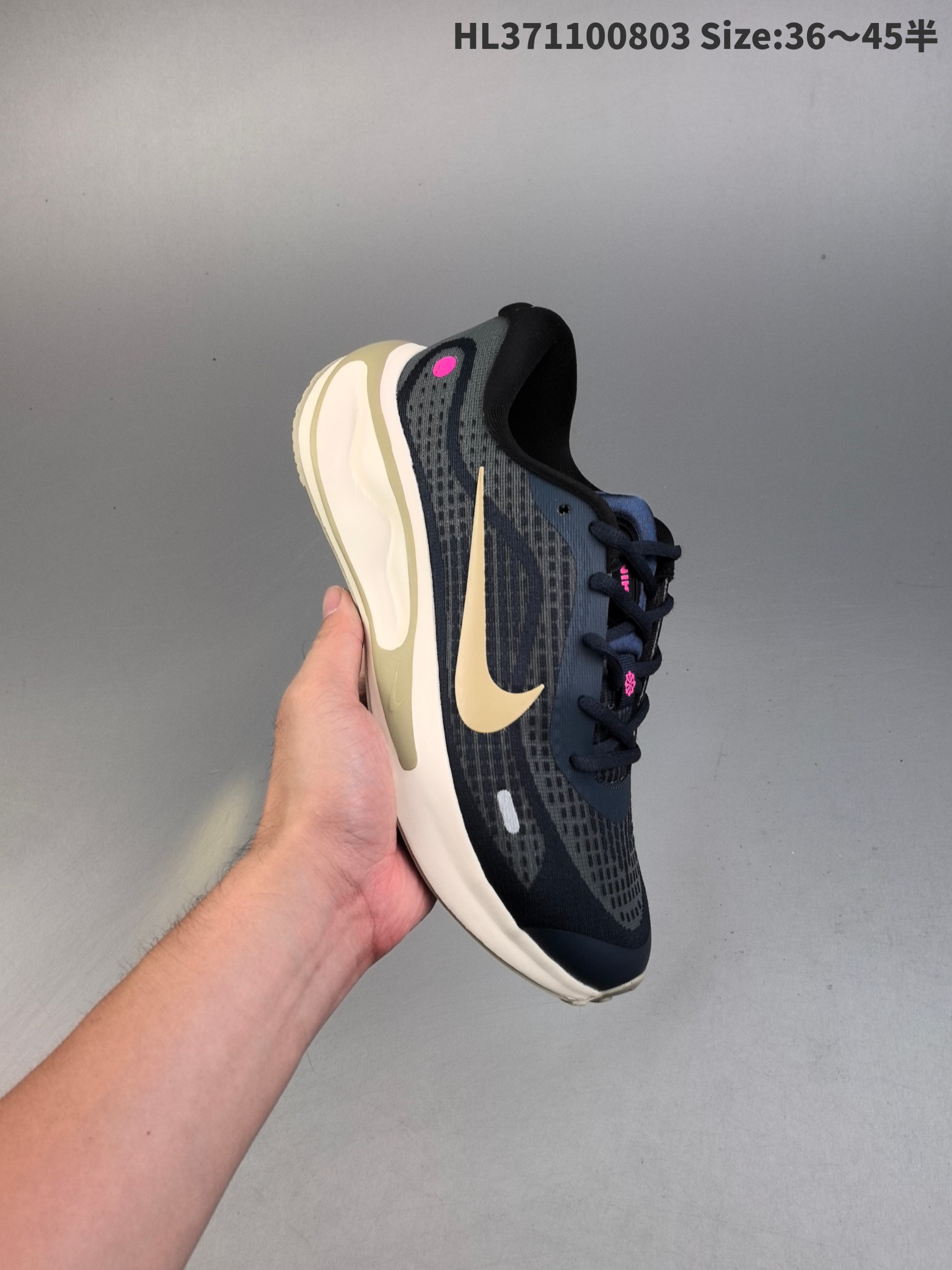 集合一💰160
Nike Journey Run 耐克 低帮 灰银 旅程慢跑系列低邦轻质缓震休闲运动公路跑步鞋 鞋款整体以灰色为主色，侧身银色Swoosh Logo为点缀，搭载柔软厚实的ComfiRideth泡绵缓震配置，助你征服充满挑战的路面，大步流星，微笑前行。该鞋款舒适非凡，让你爱不释脚。
货号：FN0228-103
编码：HL371100803 Size:36～45半