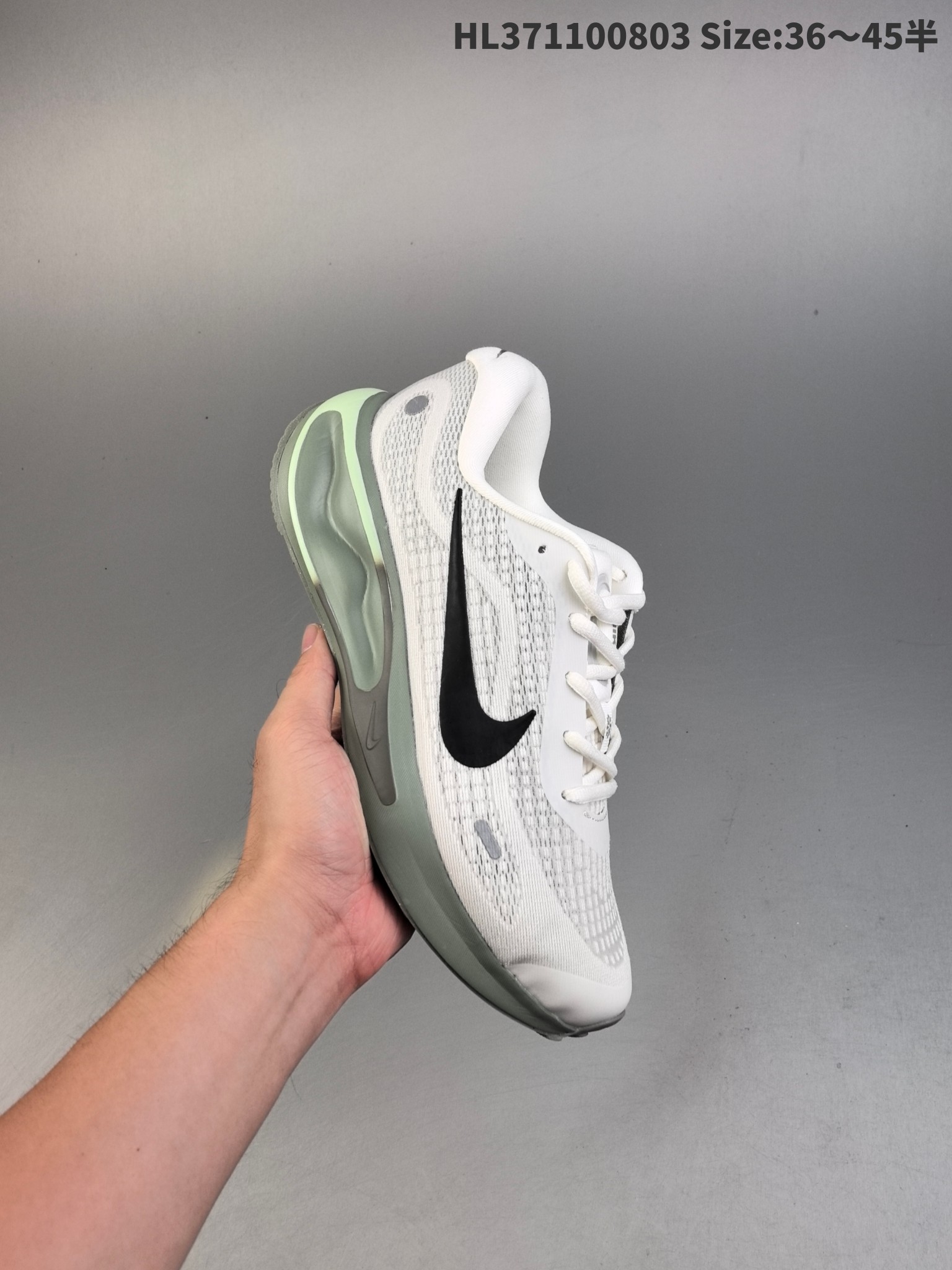 集合一💰160
Nike Journey Run 耐克 低帮 灰银 旅程慢跑系列低邦轻质缓震休闲运动公路跑步鞋 鞋款整体以灰色为主色，侧身银色Swoosh Logo为点缀，搭载柔软厚实的ComfiRideth泡绵缓震配置，助你征服充满挑战的路面，大步流星，微笑前行。该鞋款舒适非凡，让你爱不释脚。
货号：FN0228-103
编码：HL371100803 Size:36～45半
