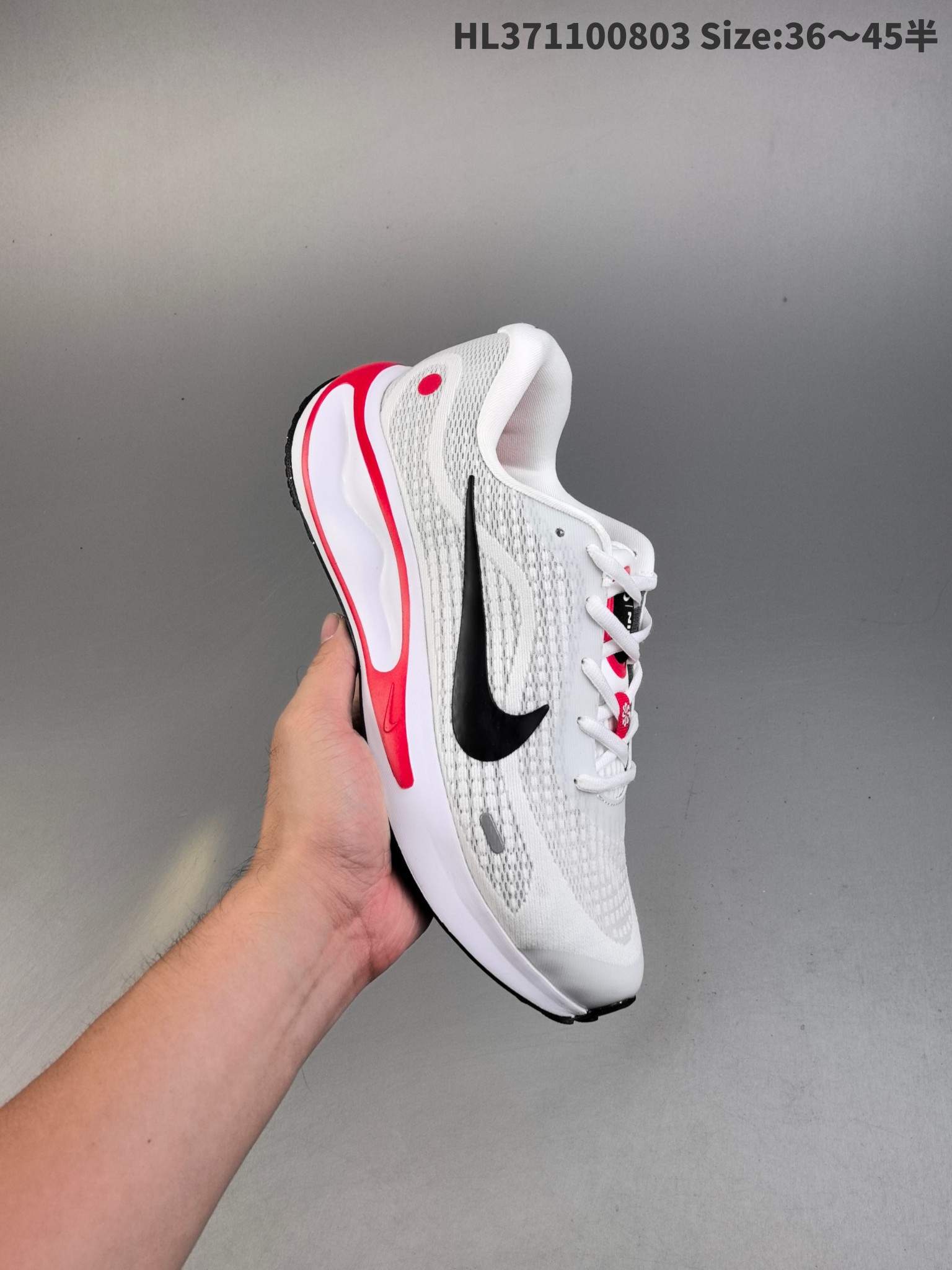 集合一💰160
Nike Journey Run 耐克 低帮 灰银 旅程慢跑系列低邦轻质缓震休闲运动公路跑步鞋 鞋款整体以灰色为主色，侧身银色Swoosh Logo为点缀，搭载柔软厚实的ComfiRideth泡绵缓震配置，助你征服充满挑战的路面，大步流星，微笑前行。该鞋款舒适非凡，让你爱不释脚。
货号：FN0228-103
编码：HL371100803 Size:36～45半