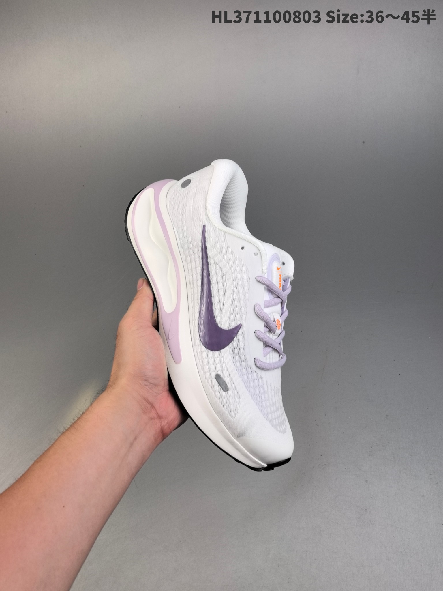 集合一💰160
Nike Journey Run 耐克 低帮 灰银 旅程慢跑系列低邦轻质缓震休闲运动公路跑步鞋 鞋款整体以灰色为主色，侧身银色Swoosh Logo为点缀，搭载柔软厚实的ComfiRideth泡绵缓震配置，助你征服充满挑战的路面，大步流星，微笑前行。该鞋款舒适非凡，让你爱不释脚。
货号：FN0228-103
编码：HL371100803 Size:36～45半