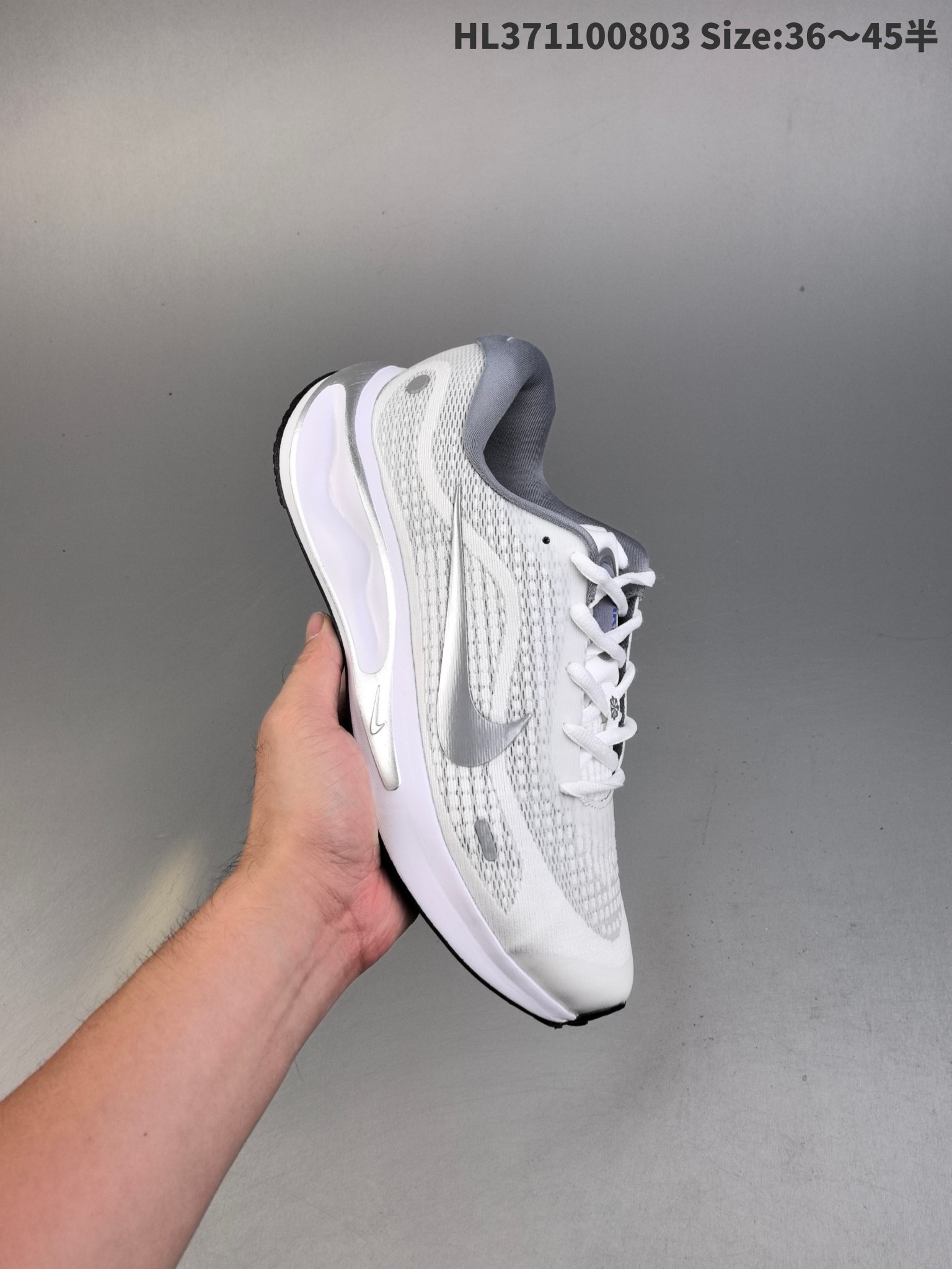 集合一💰160
Nike Journey Run 耐克 低帮 灰银 旅程慢跑系列低邦轻质缓震休闲运动公路跑步鞋 鞋款整体以灰色为主色，侧身银色Swoosh Logo为点缀，搭载柔软厚实的ComfiRideth泡绵缓震配置，助你征服充满挑战的路面，大步流星，微笑前行。该鞋款舒适非凡，让你爱不释脚。
货号：FN0228-103
编码：HL371100803 Size:36～45半