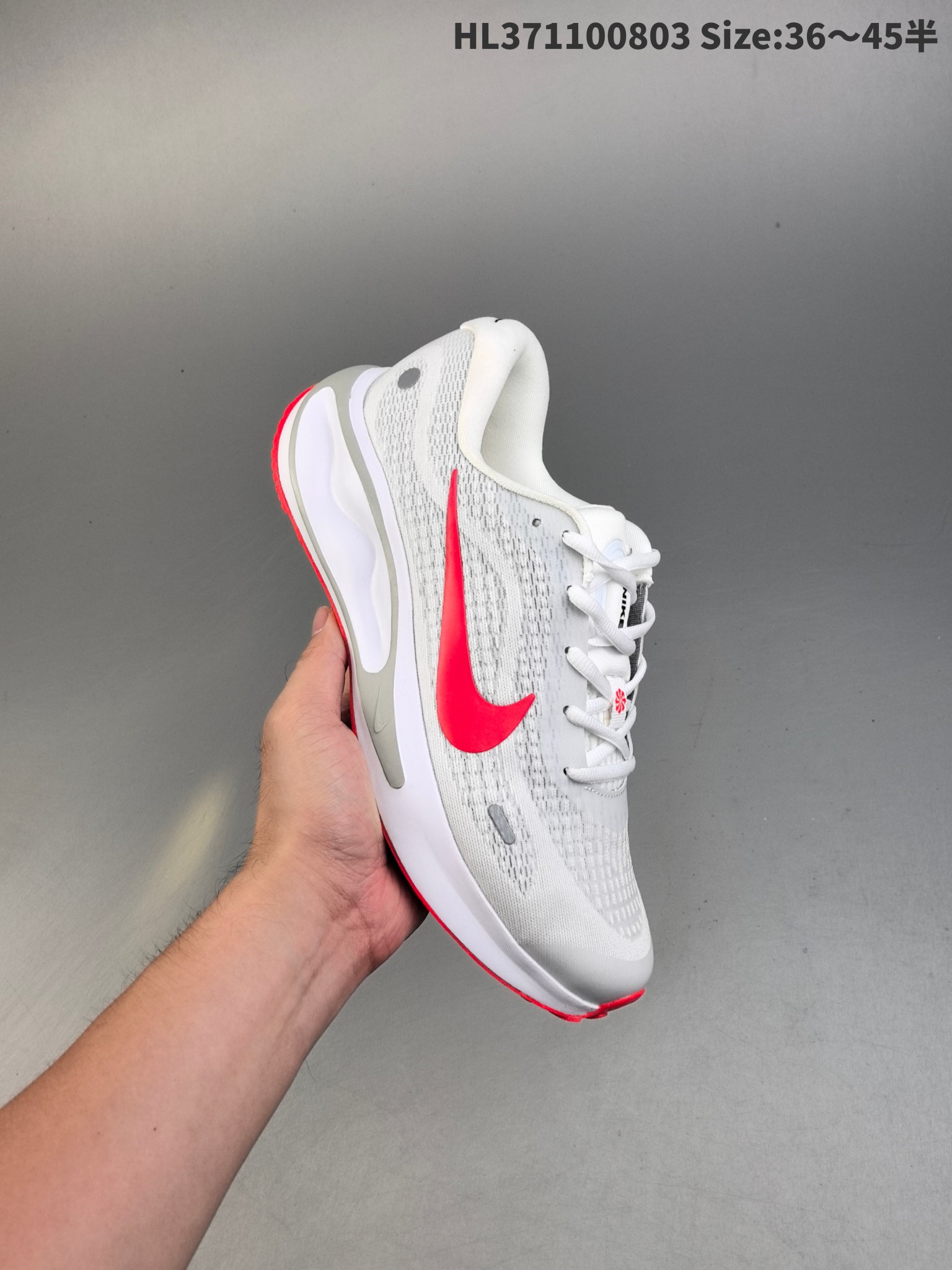 集合一💰160
Nike Journey Run 耐克 低帮 灰银 旅程慢跑系列低邦轻质缓震休闲运动公路跑步鞋 鞋款整体以灰色为主色，侧身银色Swoosh Logo为点缀，搭载柔软厚实的ComfiRideth泡绵缓震配置，助你征服充满挑战的路面，大步流星，微笑前行。该鞋款舒适非凡，让你爱不释脚。
货号：FN0228-103
编码：HL371100803 Size:36～45半