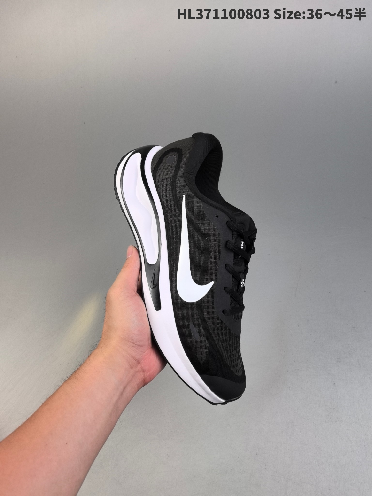 集合一💰160
Nike Journey Run 耐克 低帮 灰银 旅程慢跑系列低邦轻质缓震休闲运动公路跑步鞋 鞋款整体以灰色为主色，侧身银色Swoosh Logo为点缀，搭载柔软厚实的ComfiRideth泡绵缓震配置，助你征服充满挑战的路面，大步流星，微笑前行。该鞋款舒适非凡，让你爱不释脚。
货号：FN0228-103
编码：HL371100803 Size:36～45半