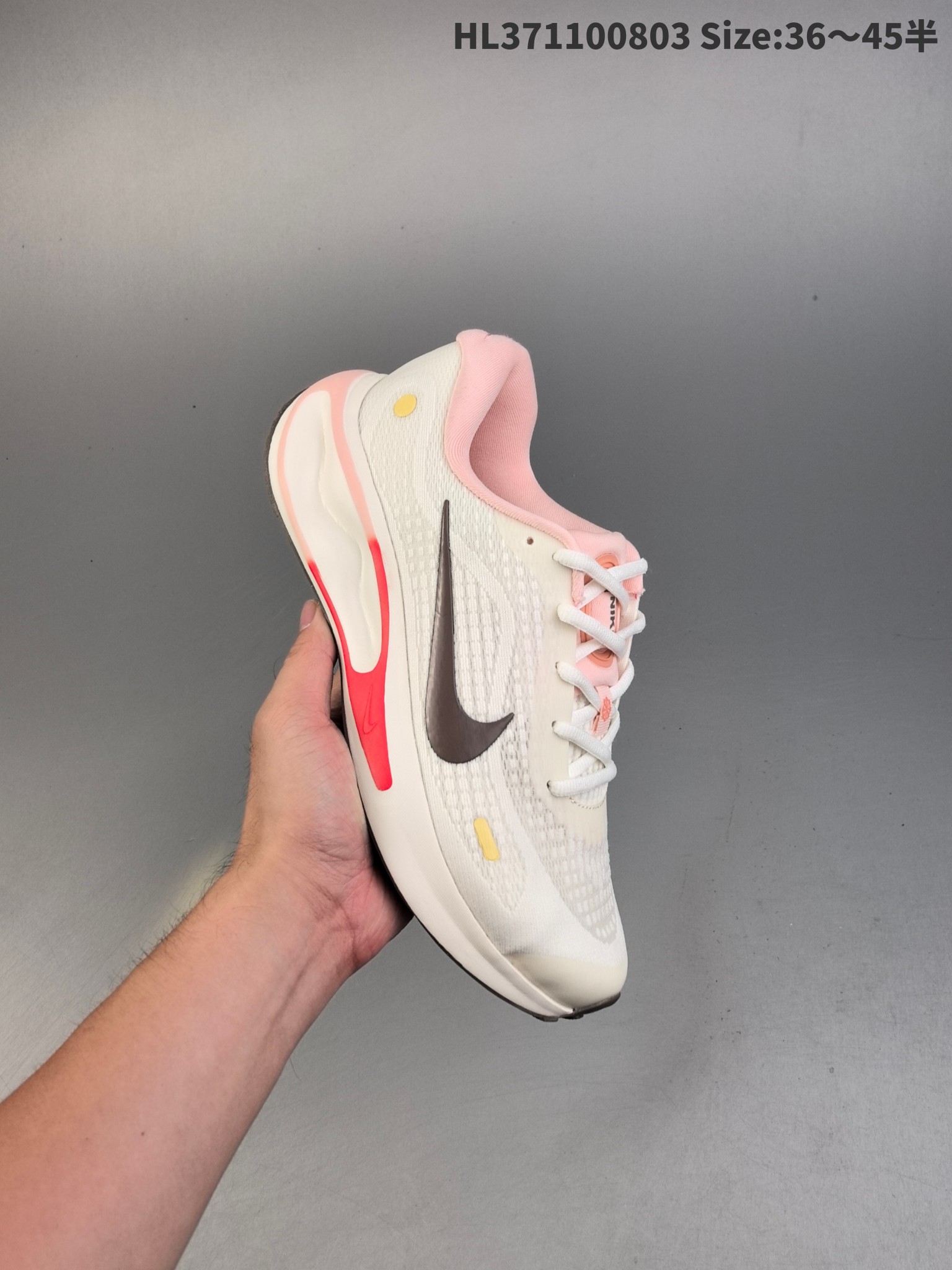 集合二💰160
Nike Journey Run 耐克 低帮 灰银 旅程慢跑系列低邦轻质缓震休闲运动公路跑步鞋 鞋款整体以灰色为主色，侧身银色Swoosh Logo为点缀，搭载柔软厚实的ComfiRideth泡绵缓震配置，助你征服充满挑战的路面，大步流星，微笑前行。该鞋款舒适非凡，让你爱不释脚。
货号：FN0228-103
编码：HL371100803 Size:36～45半