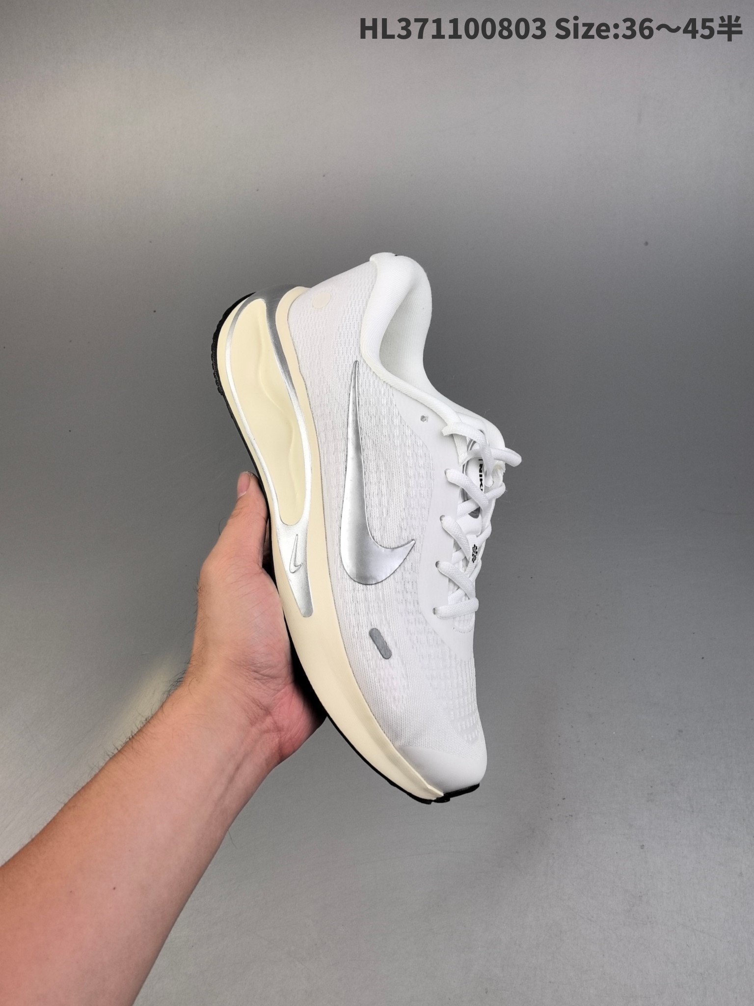 集合二💰160
Nike Journey Run 耐克 低帮 灰银 旅程慢跑系列低邦轻质缓震休闲运动公路跑步鞋 鞋款整体以灰色为主色，侧身银色Swoosh Logo为点缀，搭载柔软厚实的ComfiRideth泡绵缓震配置，助你征服充满挑战的路面，大步流星，微笑前行。该鞋款舒适非凡，让你爱不释脚。
货号：FN0228-103
编码：HL371100803 Size:36～45半