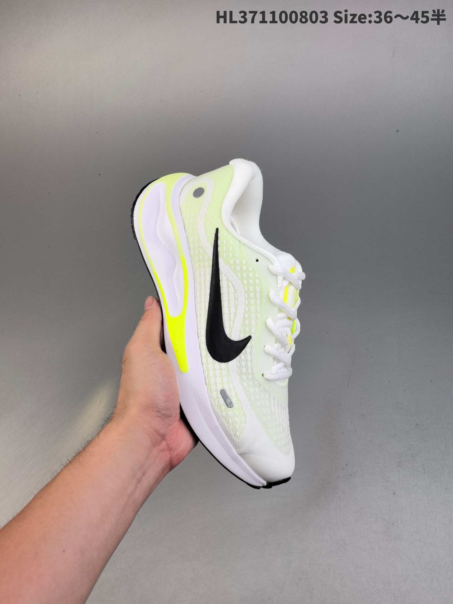 集合二💰160
Nike Journey Run 耐克 低帮 灰银 旅程慢跑系列低邦轻质缓震休闲运动公路跑步鞋 鞋款整体以灰色为主色，侧身银色Swoosh Logo为点缀，搭载柔软厚实的ComfiRideth泡绵缓震配置，助你征服充满挑战的路面，大步流星，微笑前行。该鞋款舒适非凡，让你爱不释脚。
货号：FN0228-103
编码：HL371100803 Size:36～45半