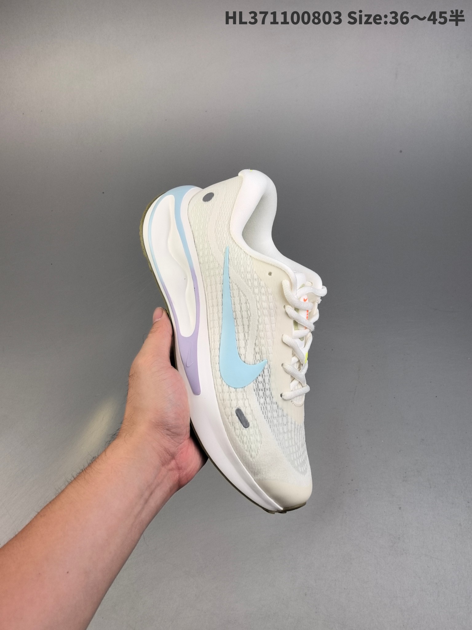 集合二💰160
Nike Journey Run 耐克 低帮 灰银 旅程慢跑系列低邦轻质缓震休闲运动公路跑步鞋 鞋款整体以灰色为主色，侧身银色Swoosh Logo为点缀，搭载柔软厚实的ComfiRideth泡绵缓震配置，助你征服充满挑战的路面，大步流星，微笑前行。该鞋款舒适非凡，让你爱不释脚。
货号：FN0228-103
编码：HL371100803 Size:36～45半