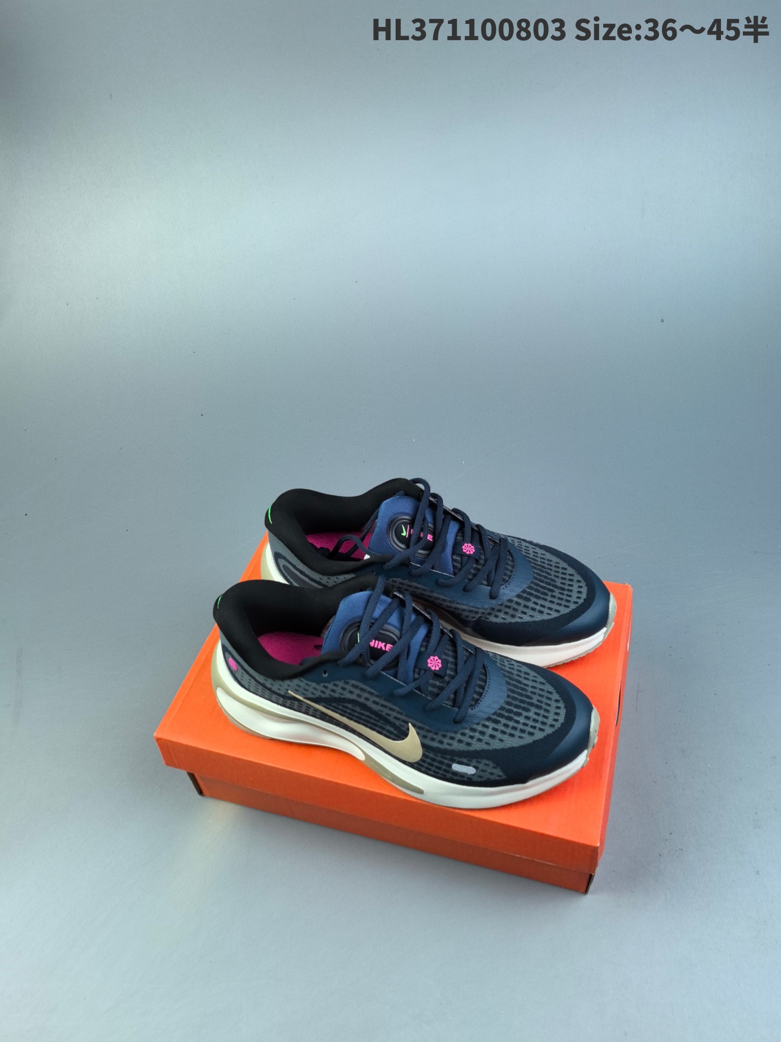 集合一💰160
Nike Journey Run 耐克 低帮 灰银 旅程慢跑系列低邦轻质缓震休闲运动公路跑步鞋 鞋款整体以灰色为主色，侧身银色Swoosh Logo为点缀，搭载柔软厚实的ComfiRideth泡绵缓震配置，助你征服充满挑战的路面，大步流星，微笑前行。该鞋款舒适非凡，让你爱不释脚。
货号：FN0228-103
编码：HL371100803 Size:36～45半