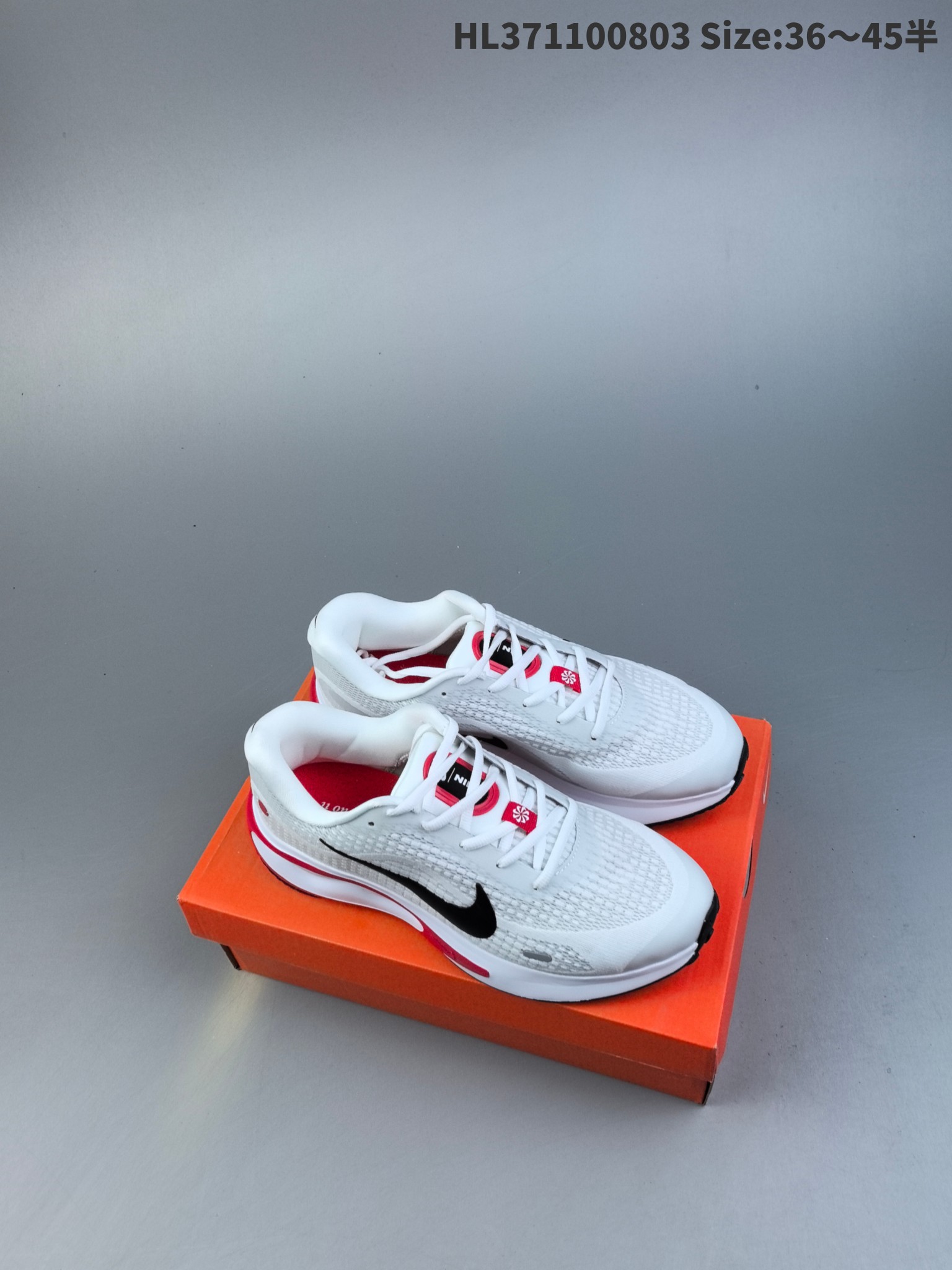 集合一💰160
Nike Journey Run 耐克 低帮 灰银 旅程慢跑系列低邦轻质缓震休闲运动公路跑步鞋 鞋款整体以灰色为主色，侧身银色Swoosh Logo为点缀，搭载柔软厚实的ComfiRideth泡绵缓震配置，助你征服充满挑战的路面，大步流星，微笑前行。该鞋款舒适非凡，让你爱不释脚。
货号：FN0228-103
编码：HL371100803 Size:36～45半