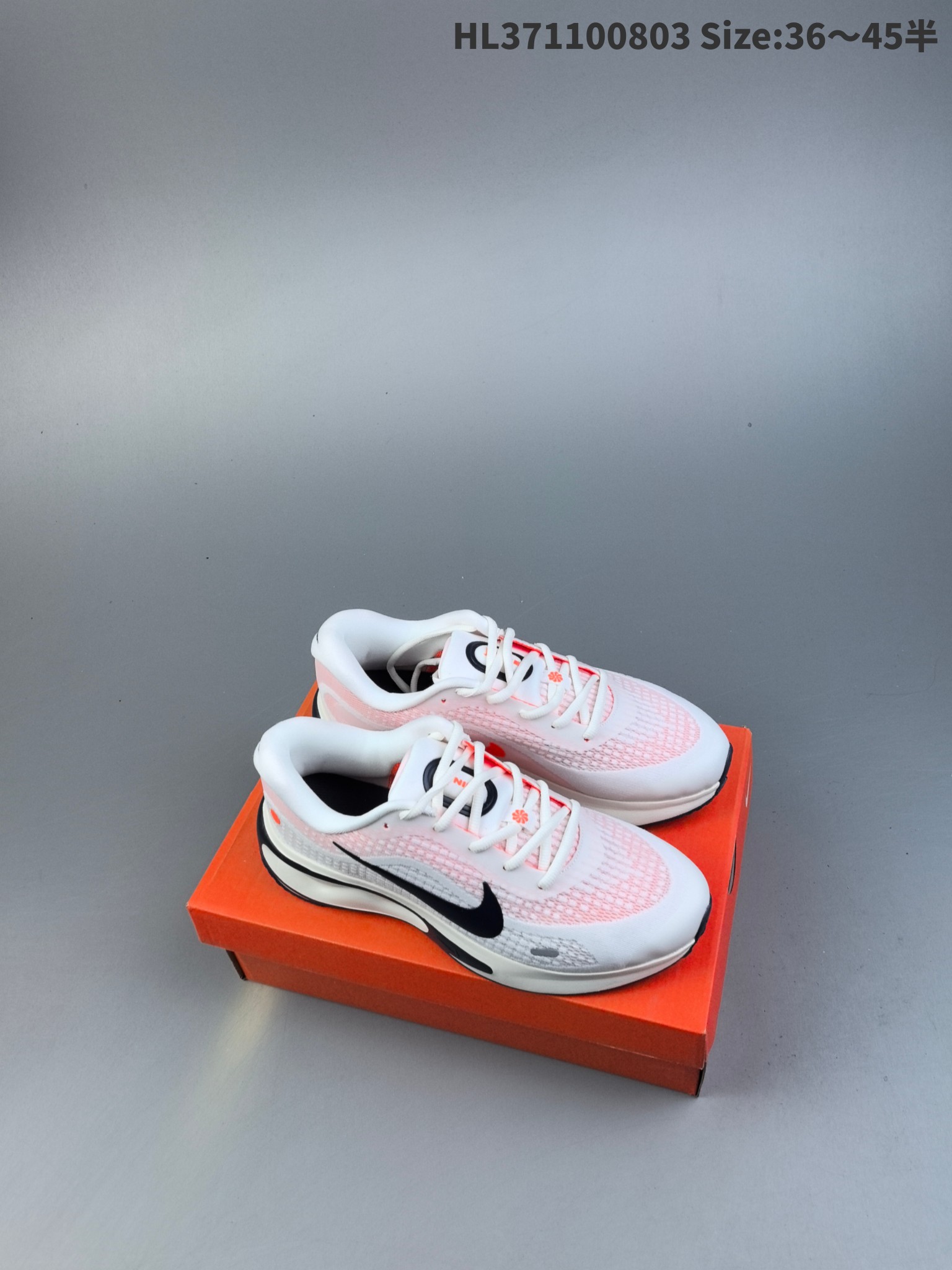 集合一💰160
Nike Journey Run 耐克 低帮 灰银 旅程慢跑系列低邦轻质缓震休闲运动公路跑步鞋 鞋款整体以灰色为主色，侧身银色Swoosh Logo为点缀，搭载柔软厚实的ComfiRideth泡绵缓震配置，助你征服充满挑战的路面，大步流星，微笑前行。该鞋款舒适非凡，让你爱不释脚。
货号：FN0228-103
编码：HL371100803 Size:36～45半