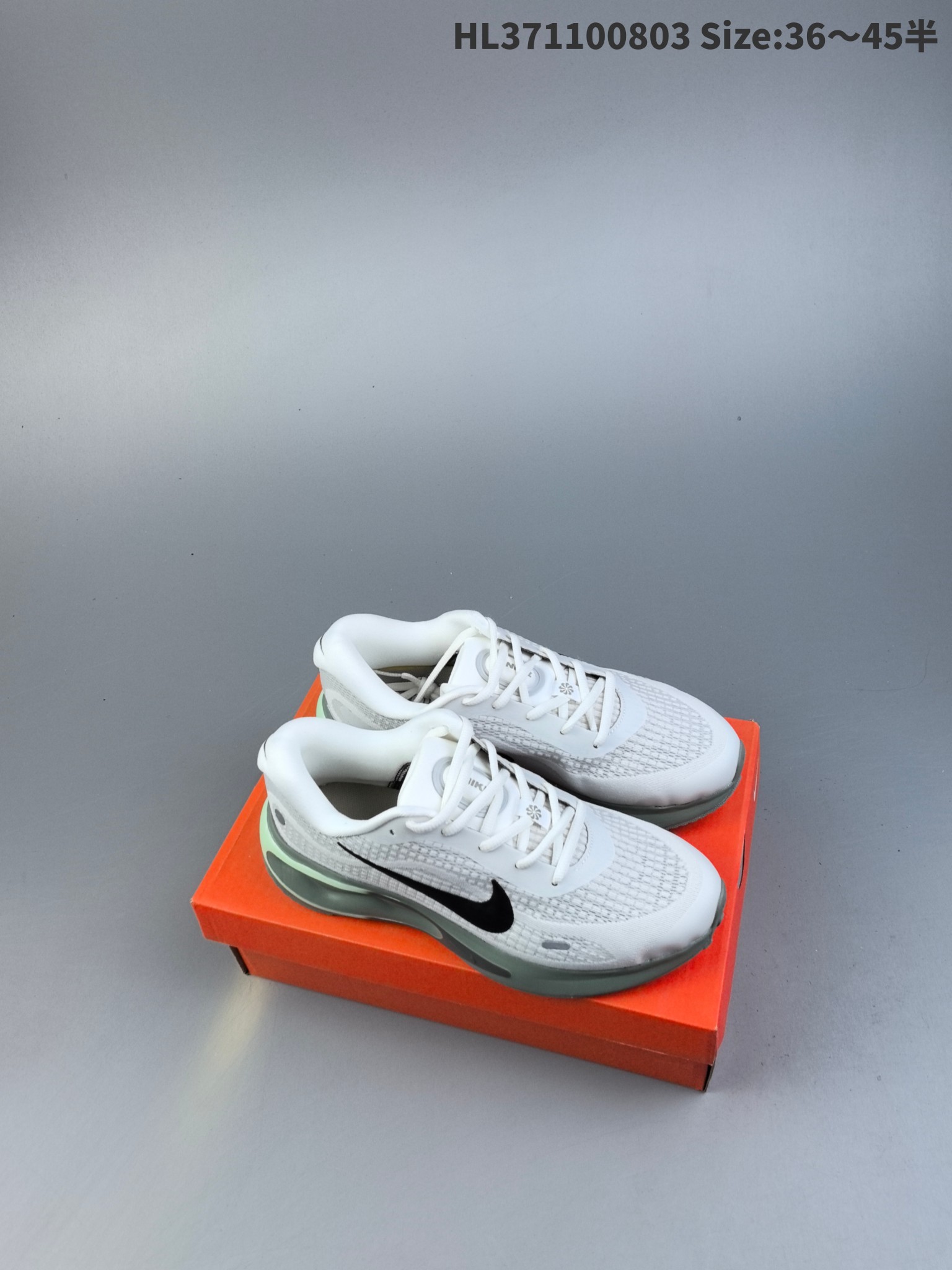集合一💰160
Nike Journey Run 耐克 低帮 灰银 旅程慢跑系列低邦轻质缓震休闲运动公路跑步鞋 鞋款整体以灰色为主色，侧身银色Swoosh Logo为点缀，搭载柔软厚实的ComfiRideth泡绵缓震配置，助你征服充满挑战的路面，大步流星，微笑前行。该鞋款舒适非凡，让你爱不释脚。
货号：FN0228-103
编码：HL371100803 Size:36～45半