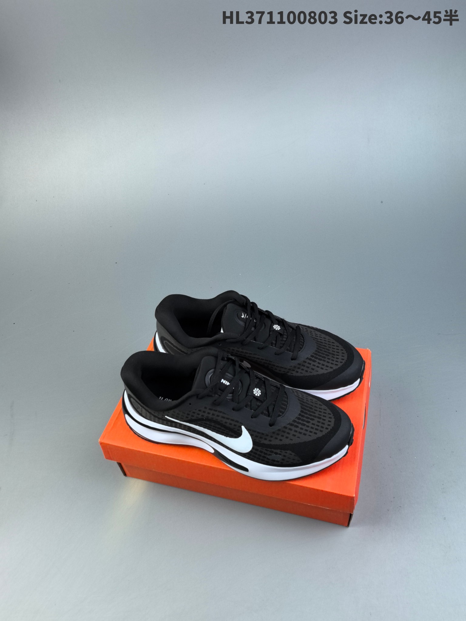 集合一💰160
Nike Journey Run 耐克 低帮 灰银 旅程慢跑系列低邦轻质缓震休闲运动公路跑步鞋 鞋款整体以灰色为主色，侧身银色Swoosh Logo为点缀，搭载柔软厚实的ComfiRideth泡绵缓震配置，助你征服充满挑战的路面，大步流星，微笑前行。该鞋款舒适非凡，让你爱不释脚。
货号：FN0228-103
编码：HL371100803 Size:36～45半