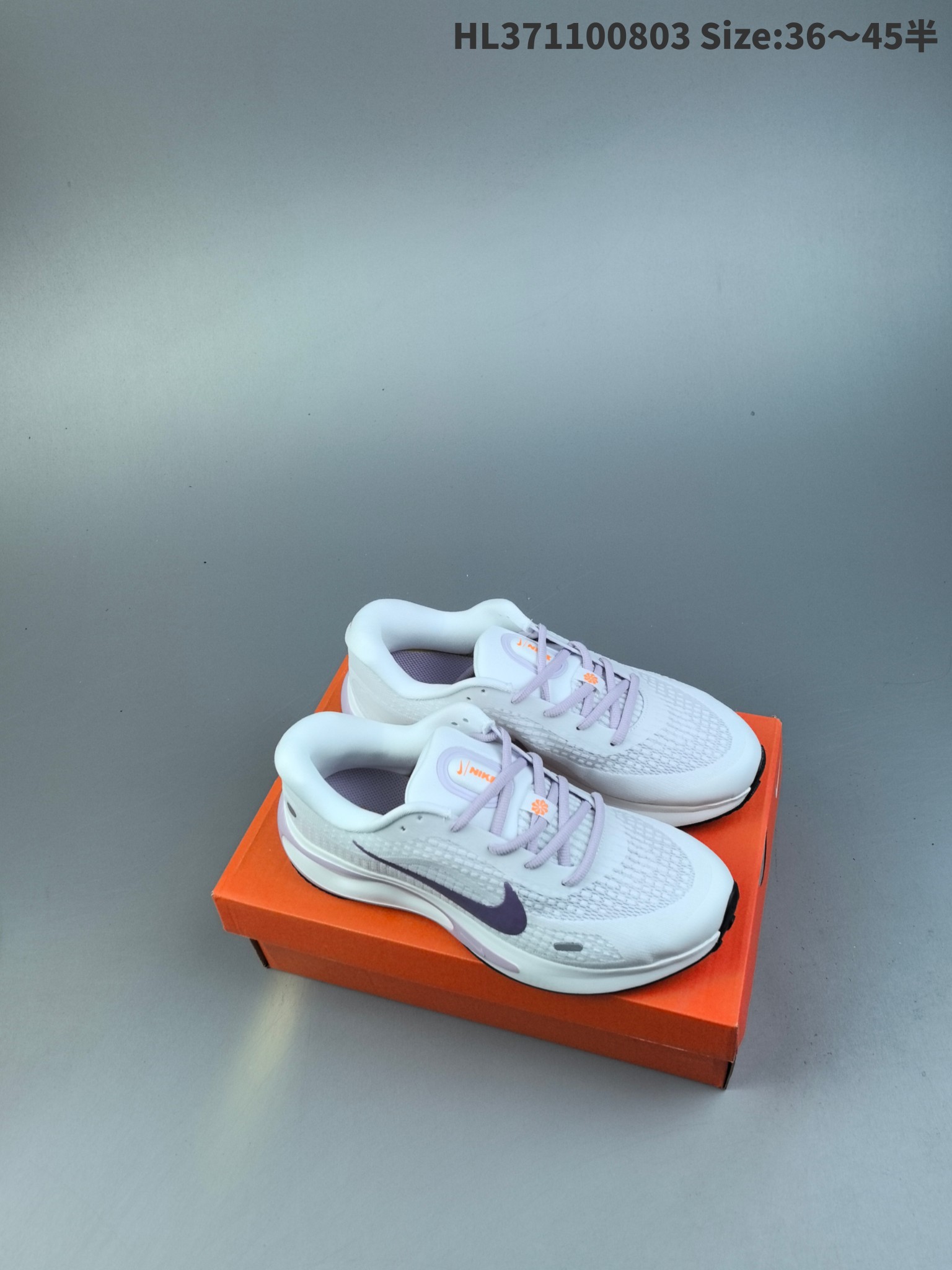 集合一💰160
Nike Journey Run 耐克 低帮 灰银 旅程慢跑系列低邦轻质缓震休闲运动公路跑步鞋 鞋款整体以灰色为主色，侧身银色Swoosh Logo为点缀，搭载柔软厚实的ComfiRideth泡绵缓震配置，助你征服充满挑战的路面，大步流星，微笑前行。该鞋款舒适非凡，让你爱不释脚。
货号：FN0228-103
编码：HL371100803 Size:36～45半