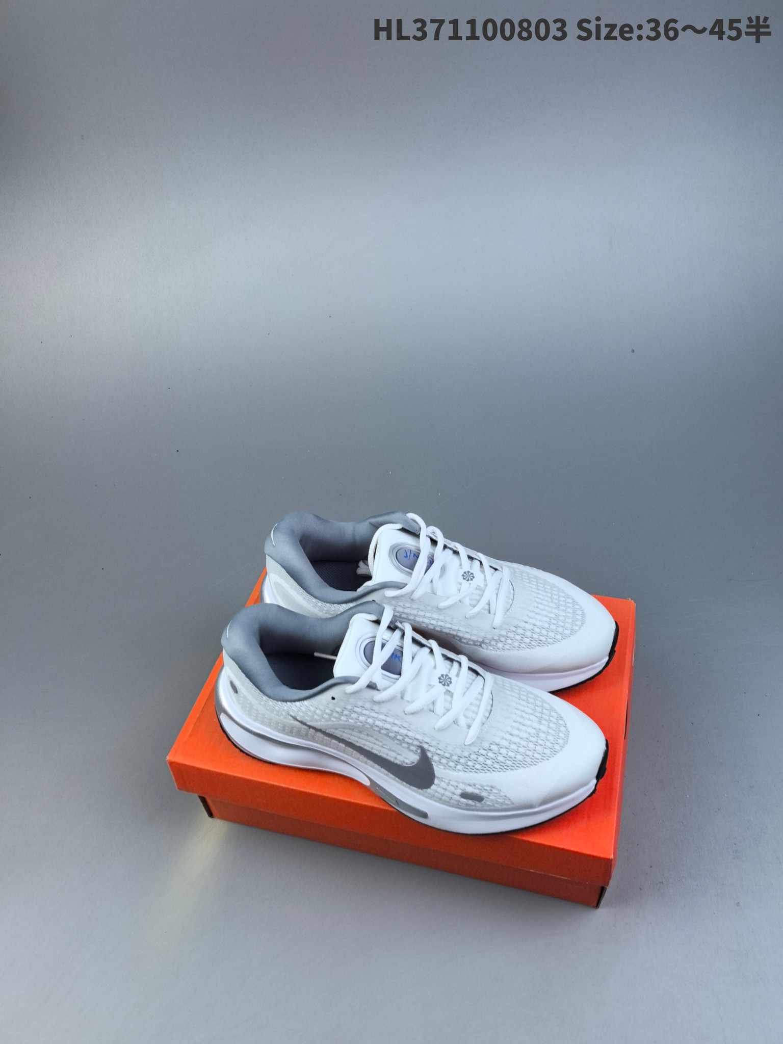 集合一💰160
Nike Journey Run 耐克 低帮 灰银 旅程慢跑系列低邦轻质缓震休闲运动公路跑步鞋 鞋款整体以灰色为主色，侧身银色Swoosh Logo为点缀，搭载柔软厚实的ComfiRideth泡绵缓震配置，助你征服充满挑战的路面，大步流星，微笑前行。该鞋款舒适非凡，让你爱不释脚。
货号：FN0228-103
编码：HL371100803 Size:36～45半