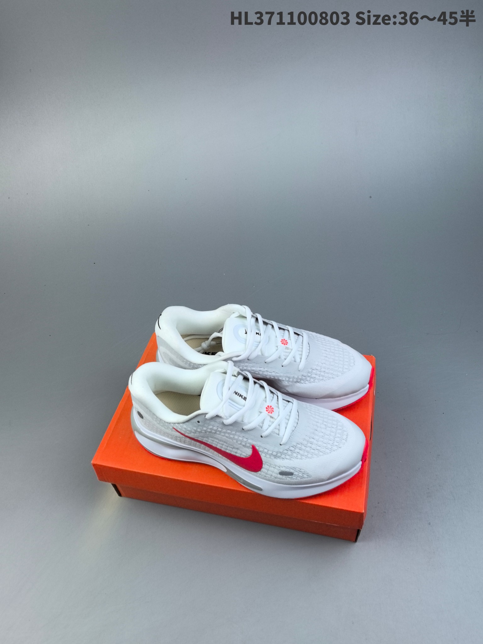 集合一💰160
Nike Journey Run 耐克 低帮 灰银 旅程慢跑系列低邦轻质缓震休闲运动公路跑步鞋 鞋款整体以灰色为主色，侧身银色Swoosh Logo为点缀，搭载柔软厚实的ComfiRideth泡绵缓震配置，助你征服充满挑战的路面，大步流星，微笑前行。该鞋款舒适非凡，让你爱不释脚。
货号：FN0228-103
编码：HL371100803 Size:36～45半